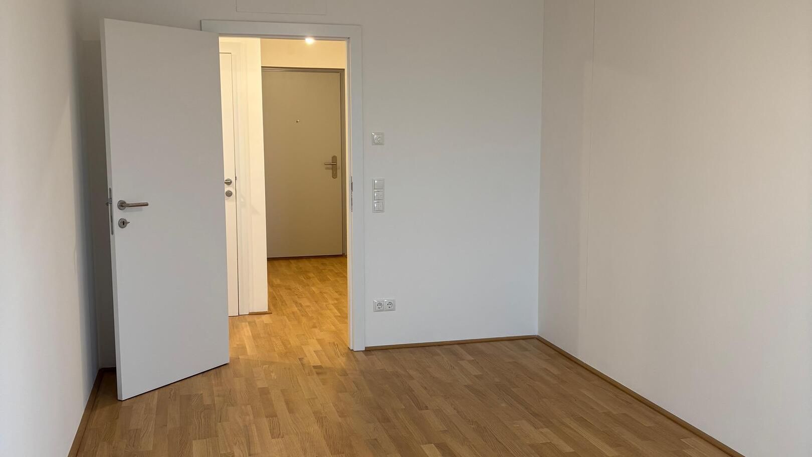 Darstellung eines Schlafraumes mit hellem Parkettboden