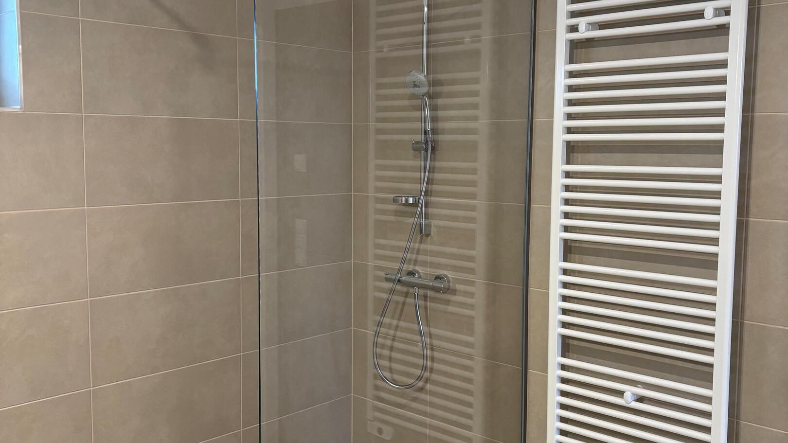 Ansicht eines modernen Badezimmers mit Dusche