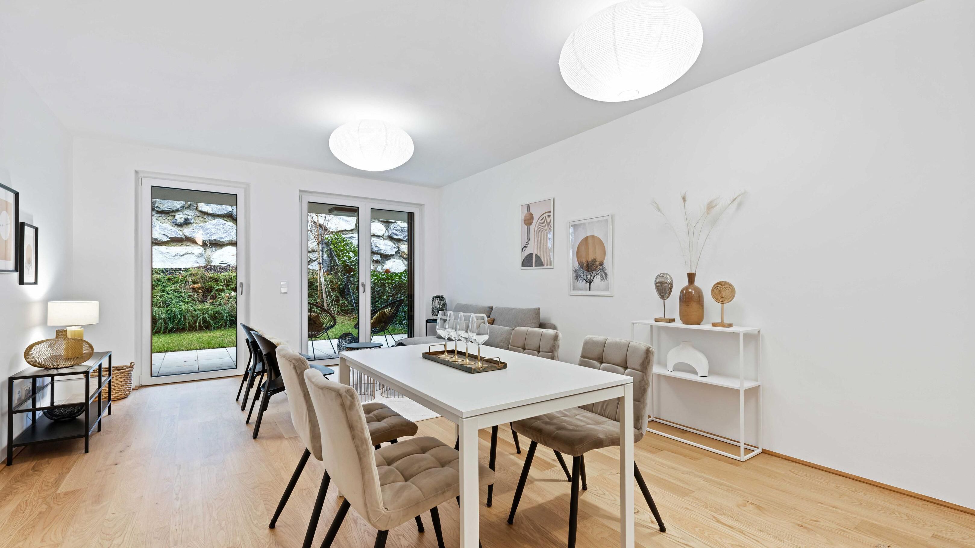 Darstellung Esszimmer mit hellem Parkettboden und Mustermöblierung
