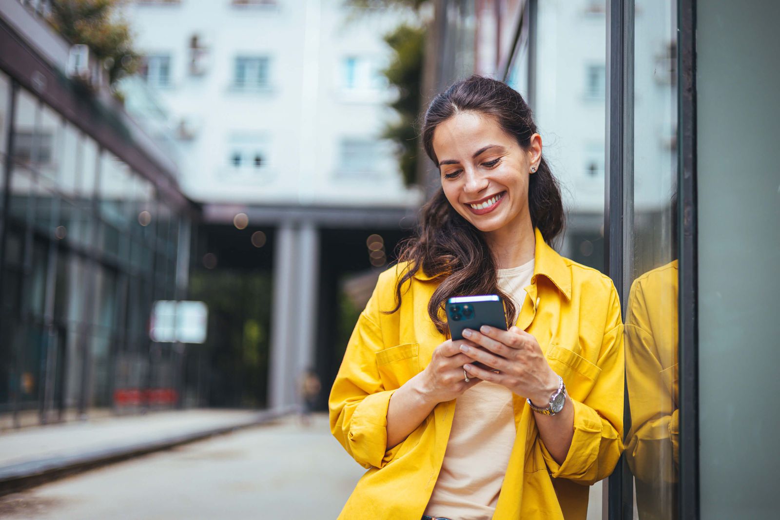 Symbolfoto, eine Frau registriert sich auf ihrem Smartphone für den Newsletter