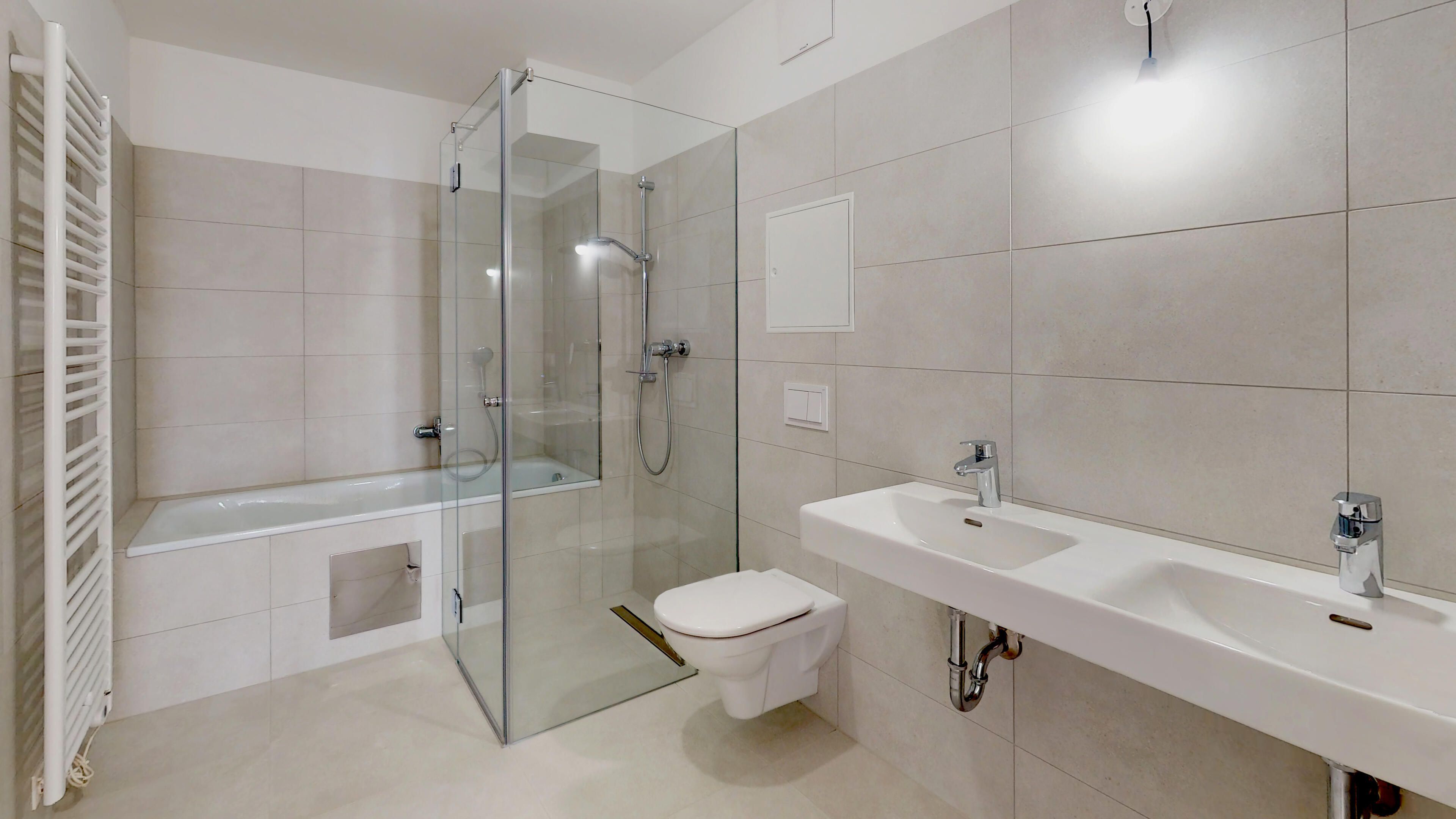 Ansicht eines modernen Badezimmers mit Dusche und Badewanne
