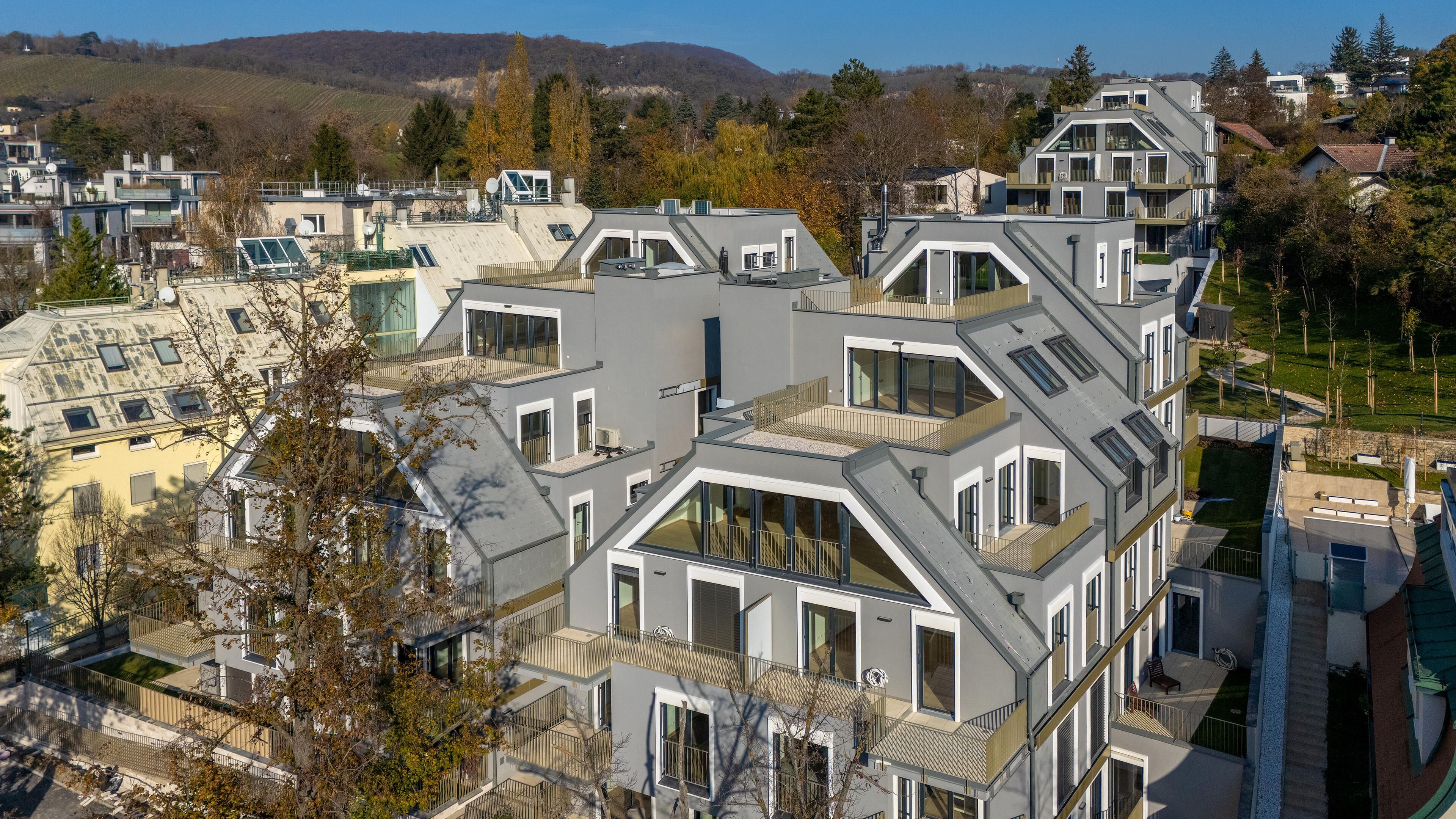 Ansicht auf modernes Wohngebäude in der Krottenbachstraße mit Blick auf Terrassen und Balkone