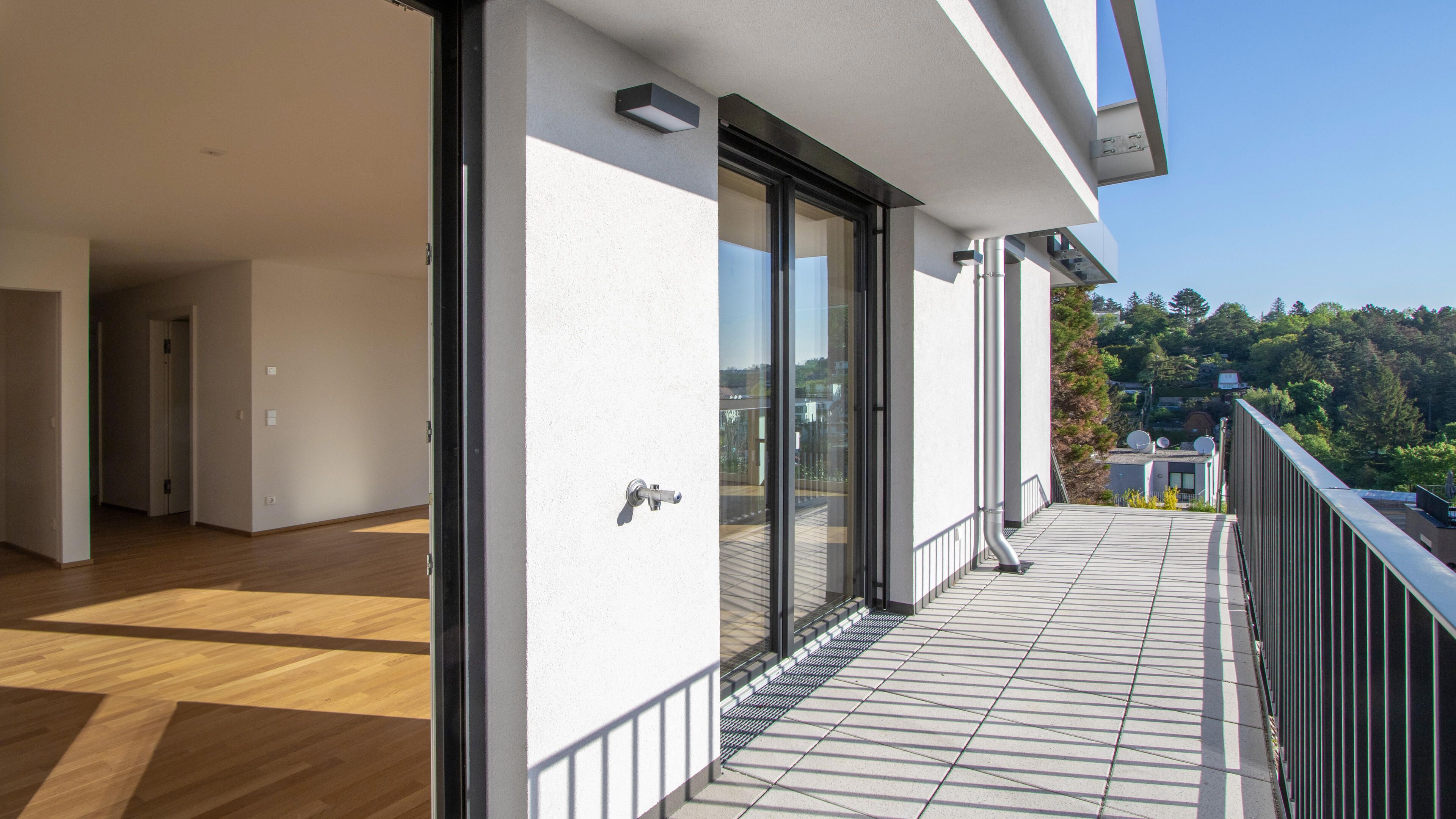 Ansicht der Terrasse mit Blick in den Wohnraum