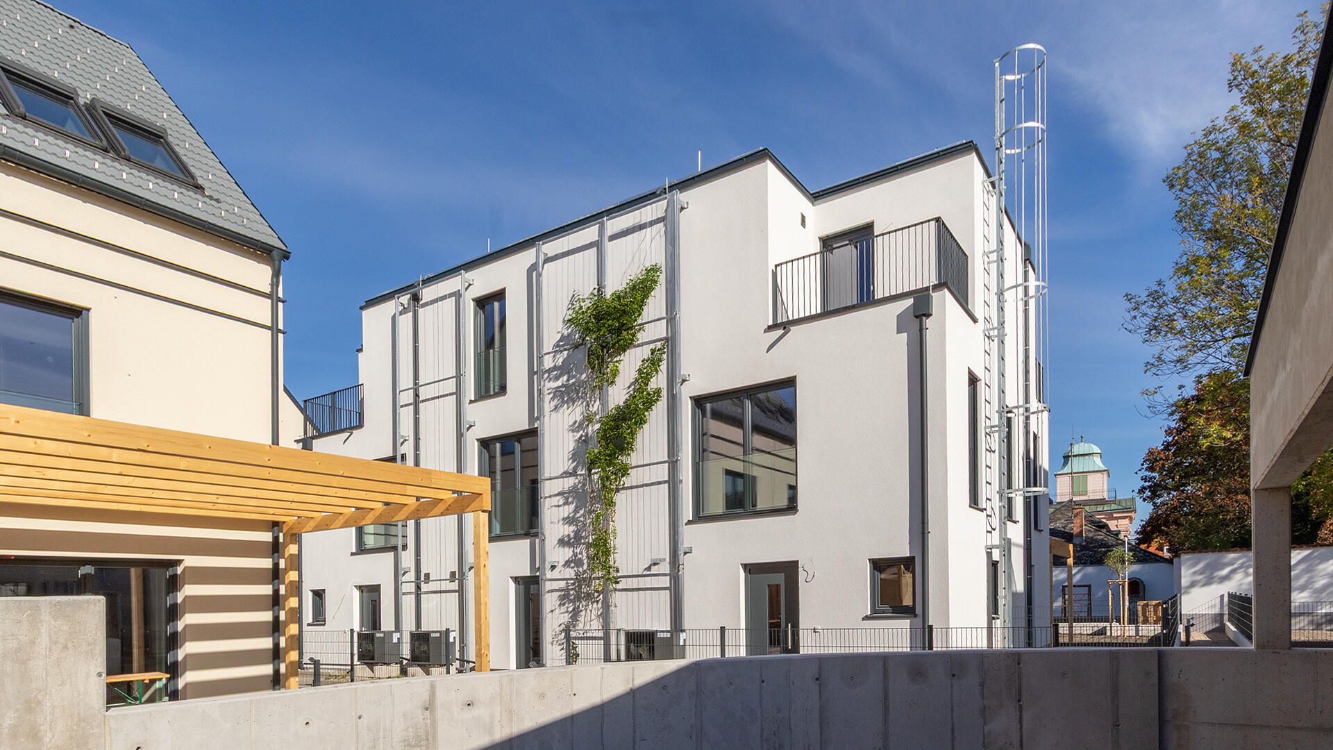 Außenansicht mit Begrünung an der Fassade