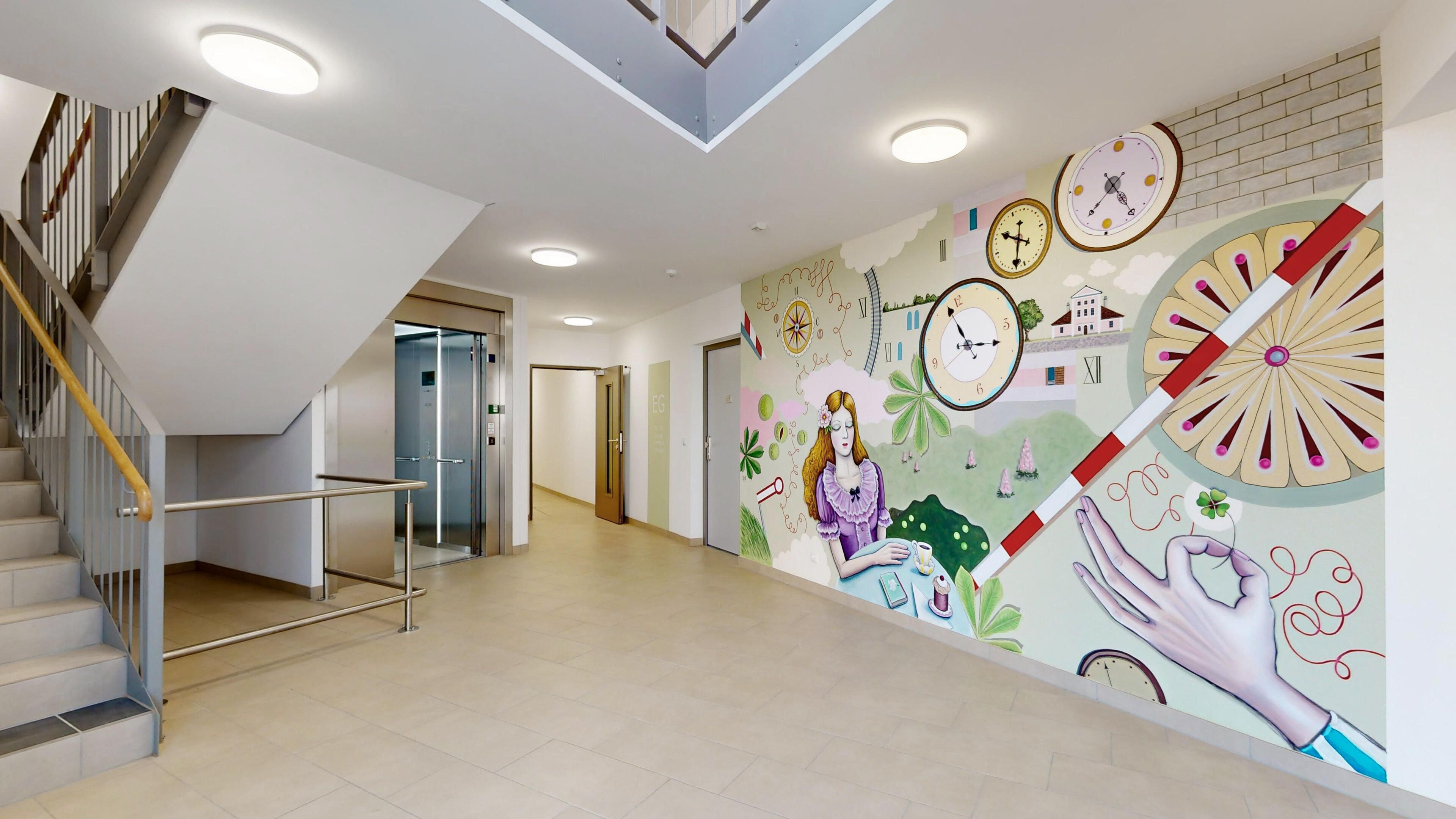 Ansicht des Eingangsbereichs mit Kunstwerk