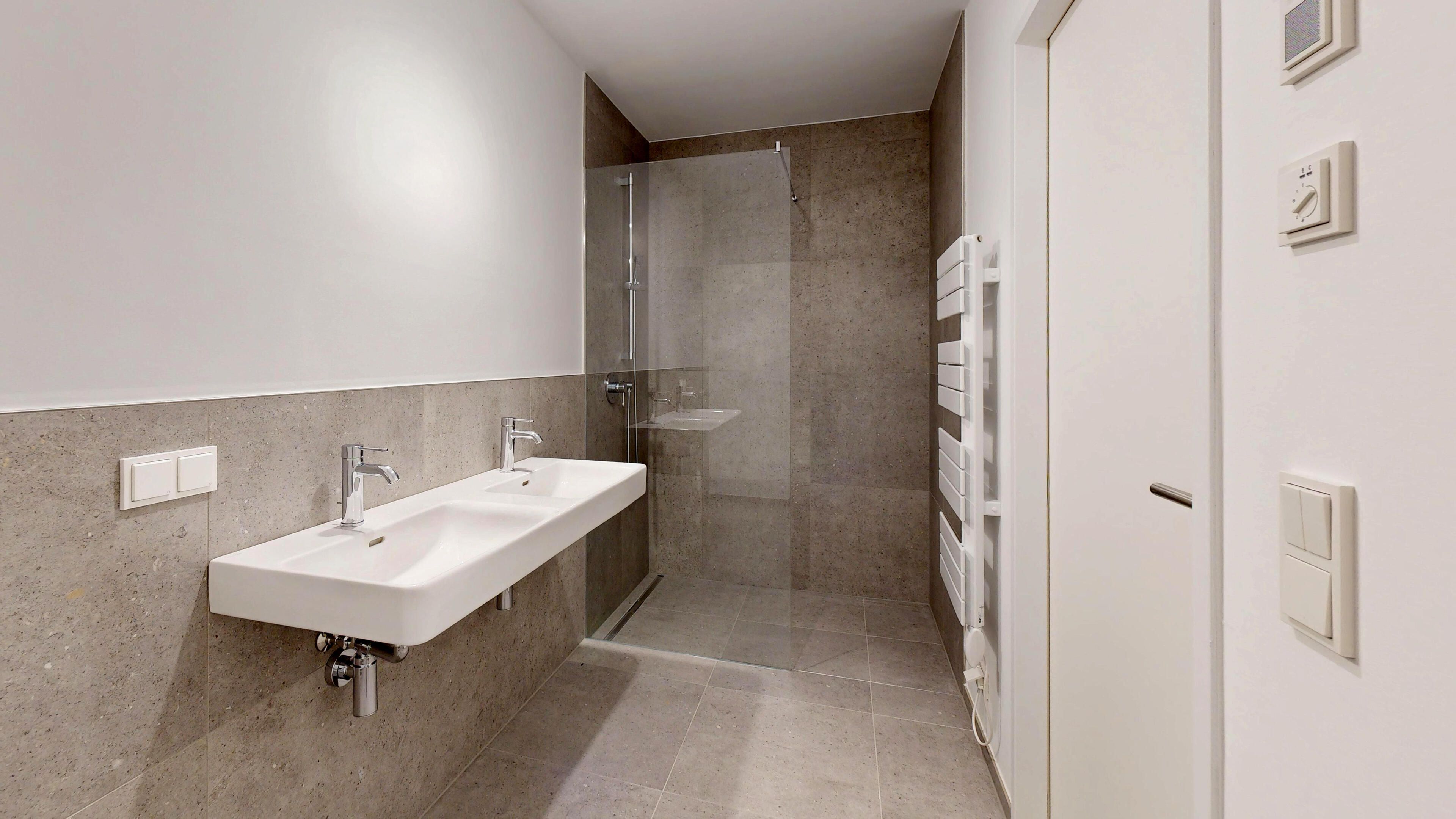 Blick ins Badezimmer mit eingebauten Radio und Handtuchtrockner