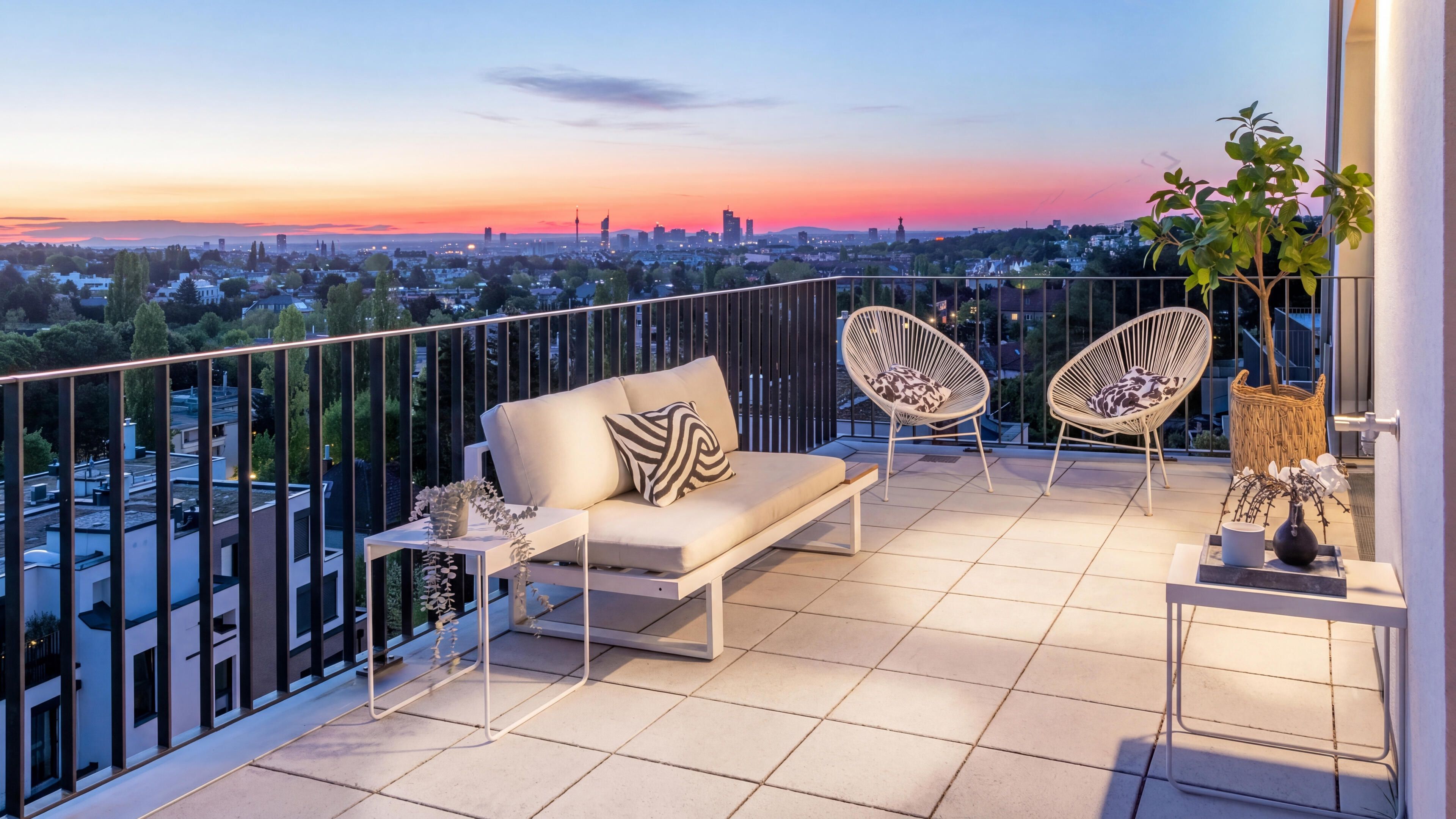 Abendaufnahme von der Dachterrasse aus mit Weitblick über Wien