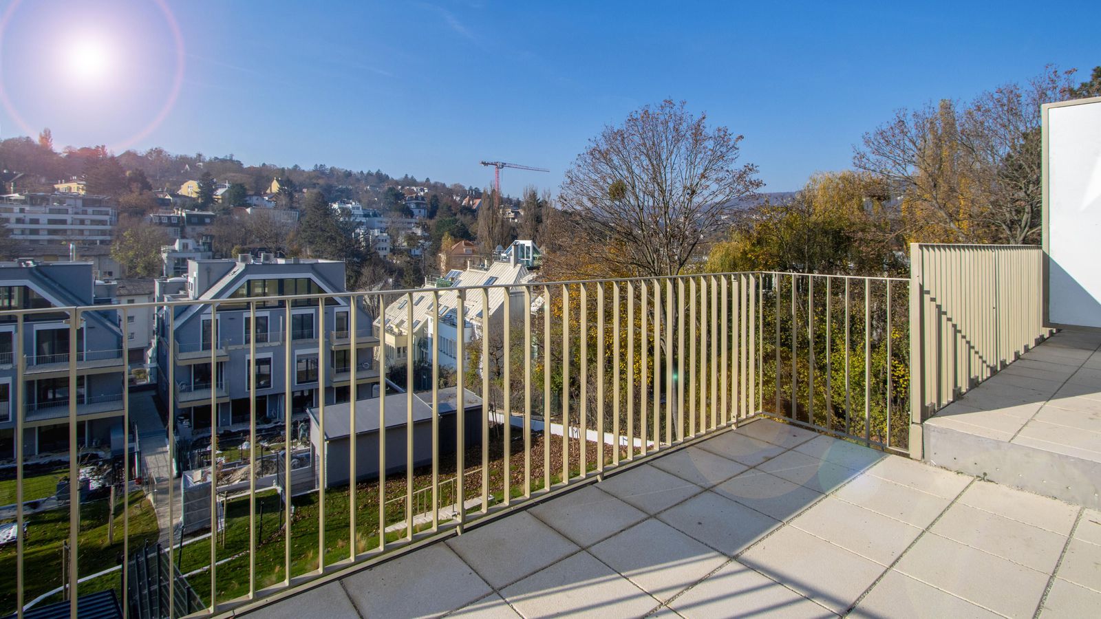 Ansicht einer Terrasse mit Blick ins Grüne