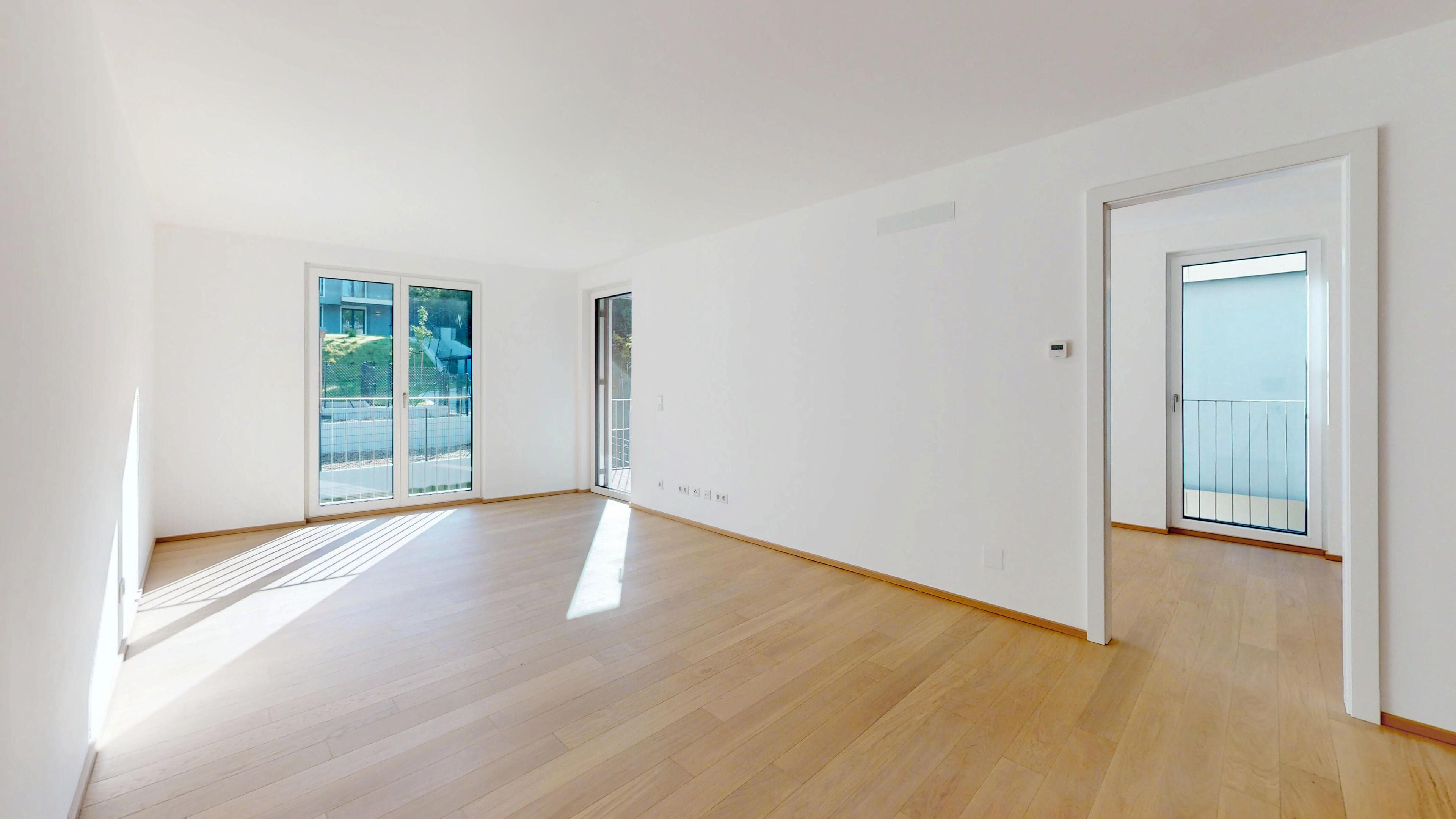 Ansicht eines geräumigen Wohnraumes mit Zugang zur Terrasse
