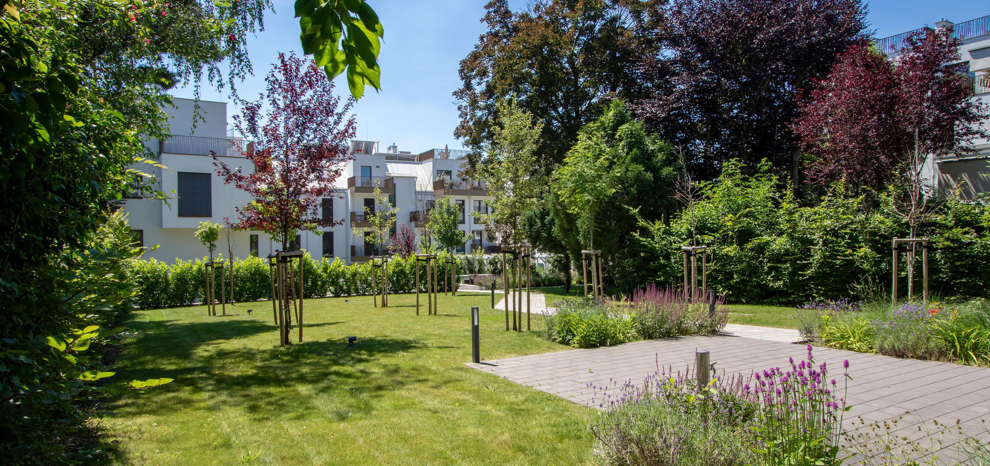 Blick auf den grünen Garten im Innenhof