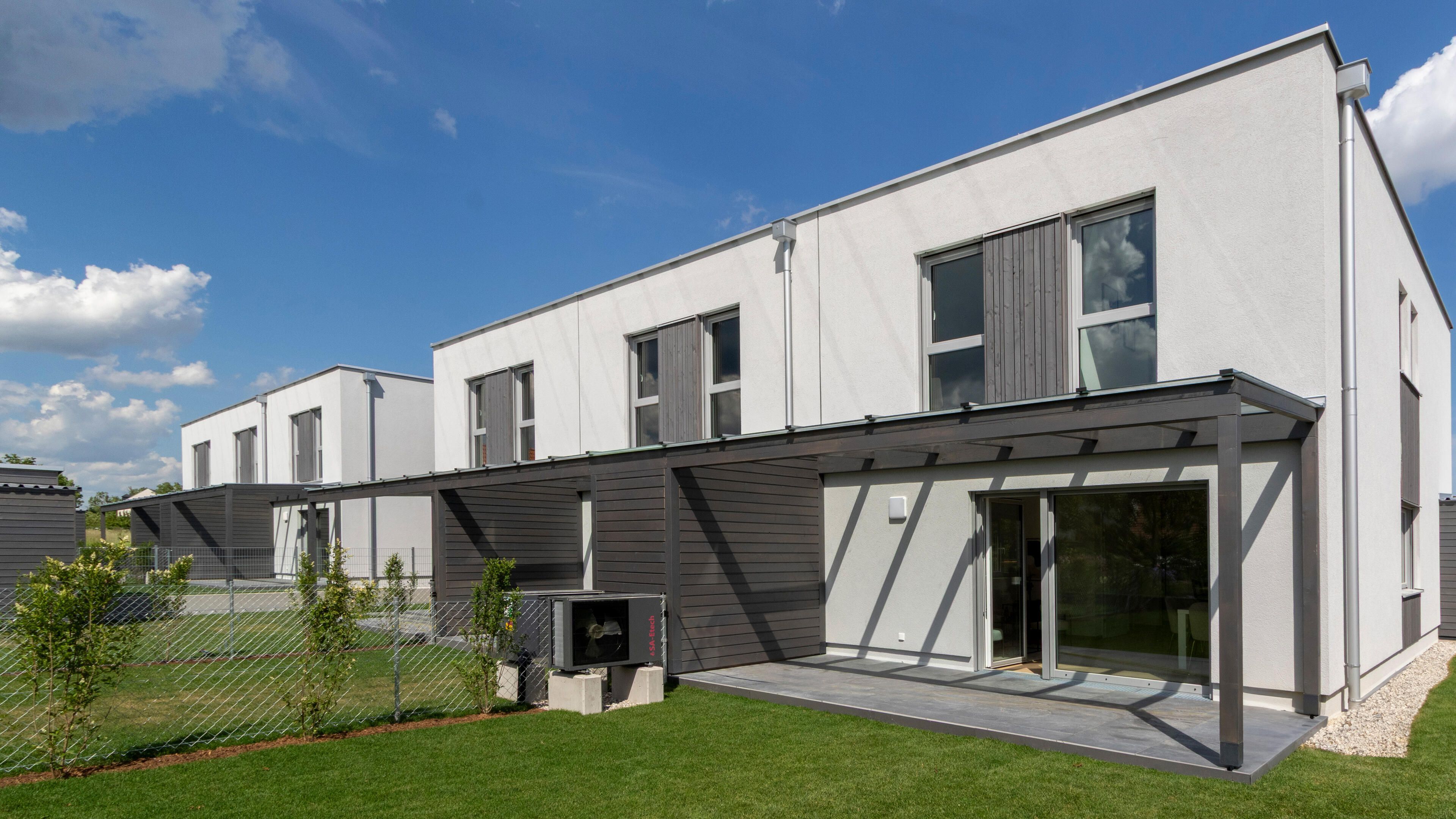 Gartenseitige Außenansicht der Reihenhäuser