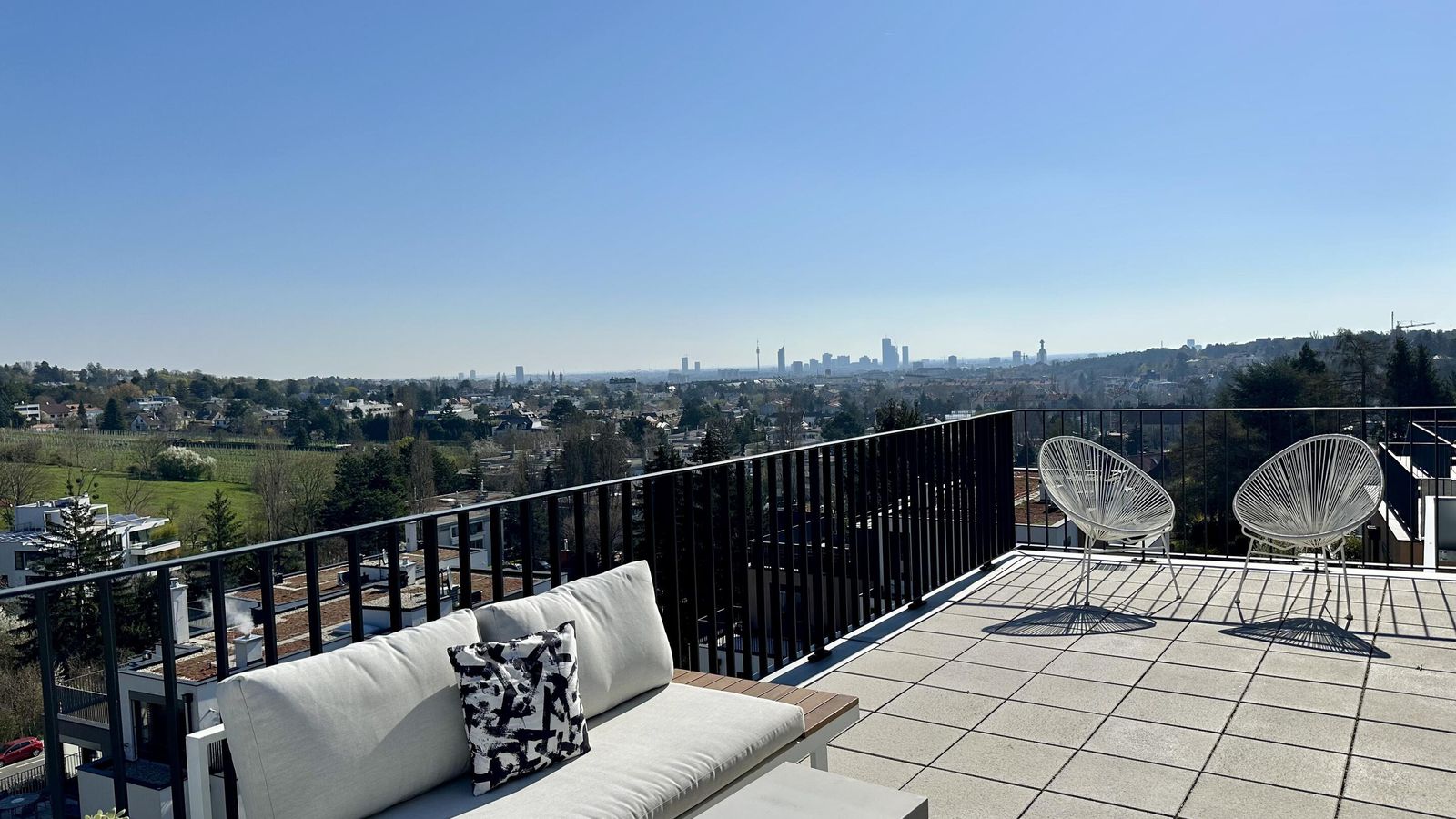 Ansicht einer großen Terrasse mit Blick ins Grüne