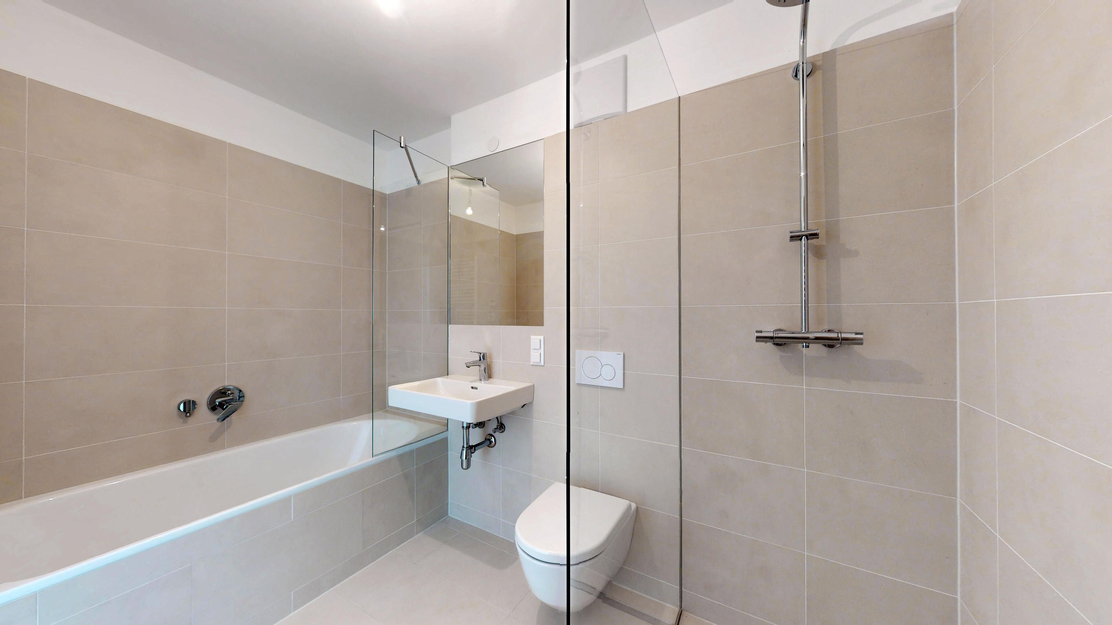 Ansicht eines modernen Badezimmers mit Dusche und Badewanne