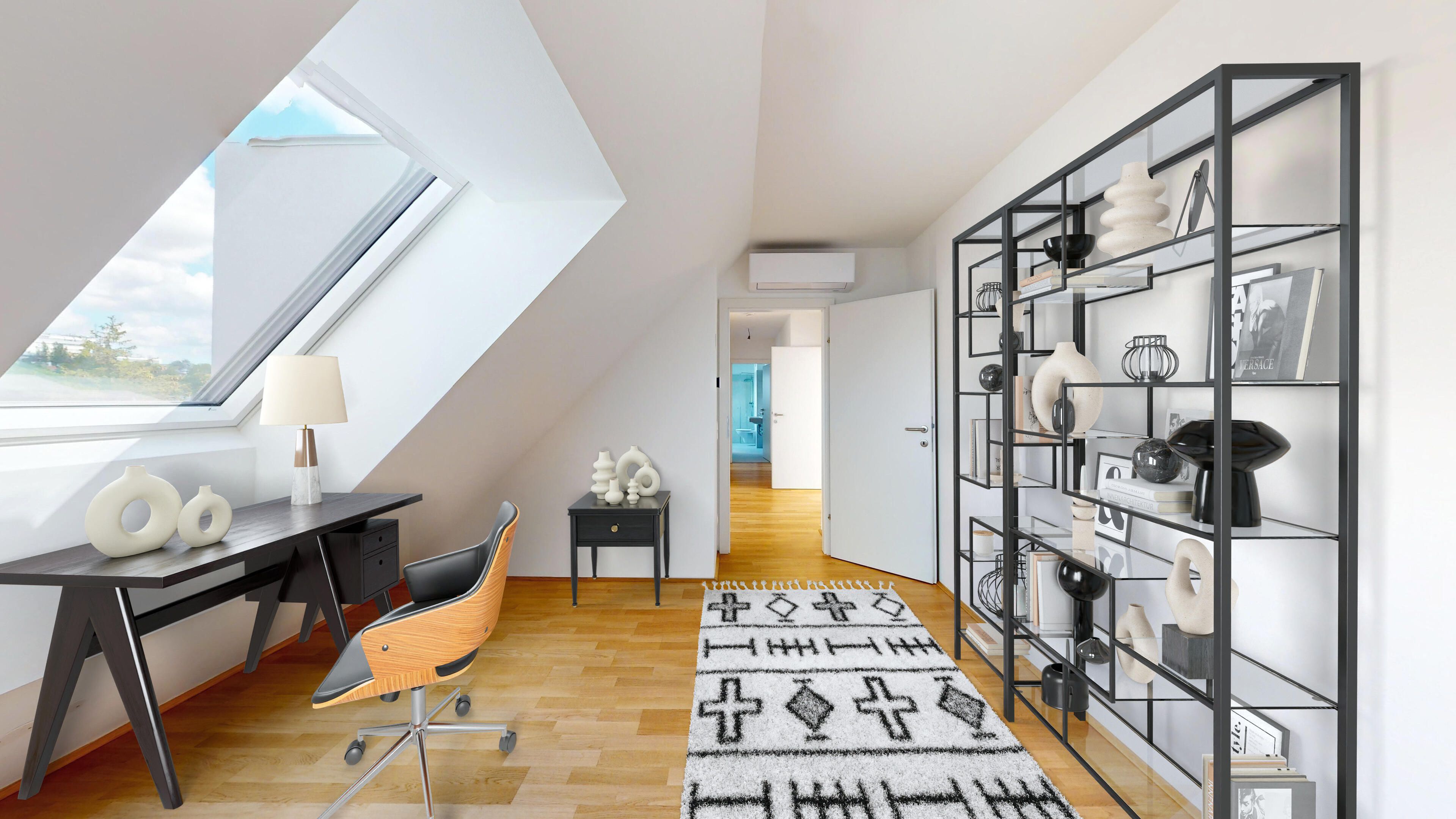 Ansicht eines hellen Arbeitszimmers mit Dachschräge und Dachflächenfenster