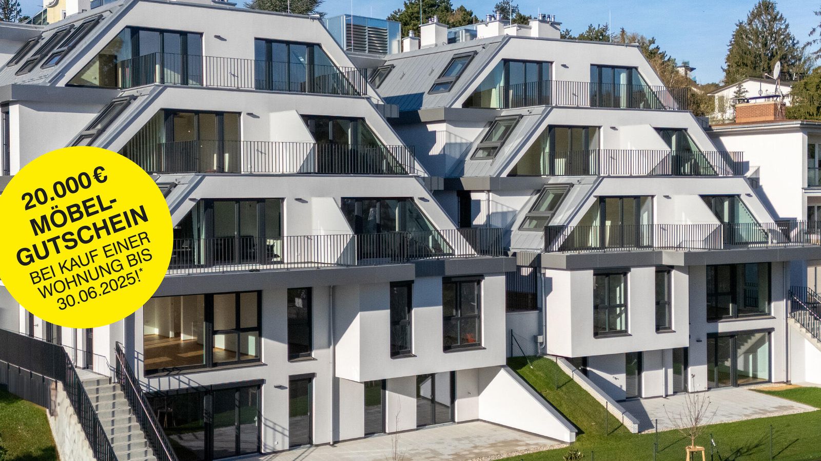 Ansicht moderner Wohnanlage mit Terrassen und Möbelgutschein-Angebot