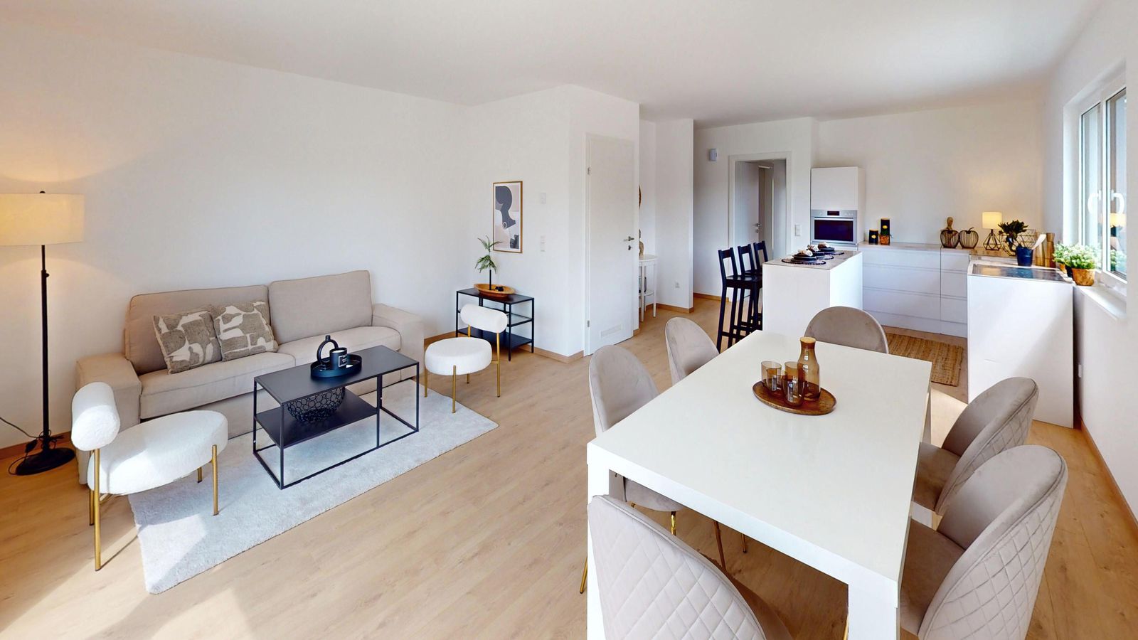 Ansicht des Wohn- und Essraums mit Mustermöblierung