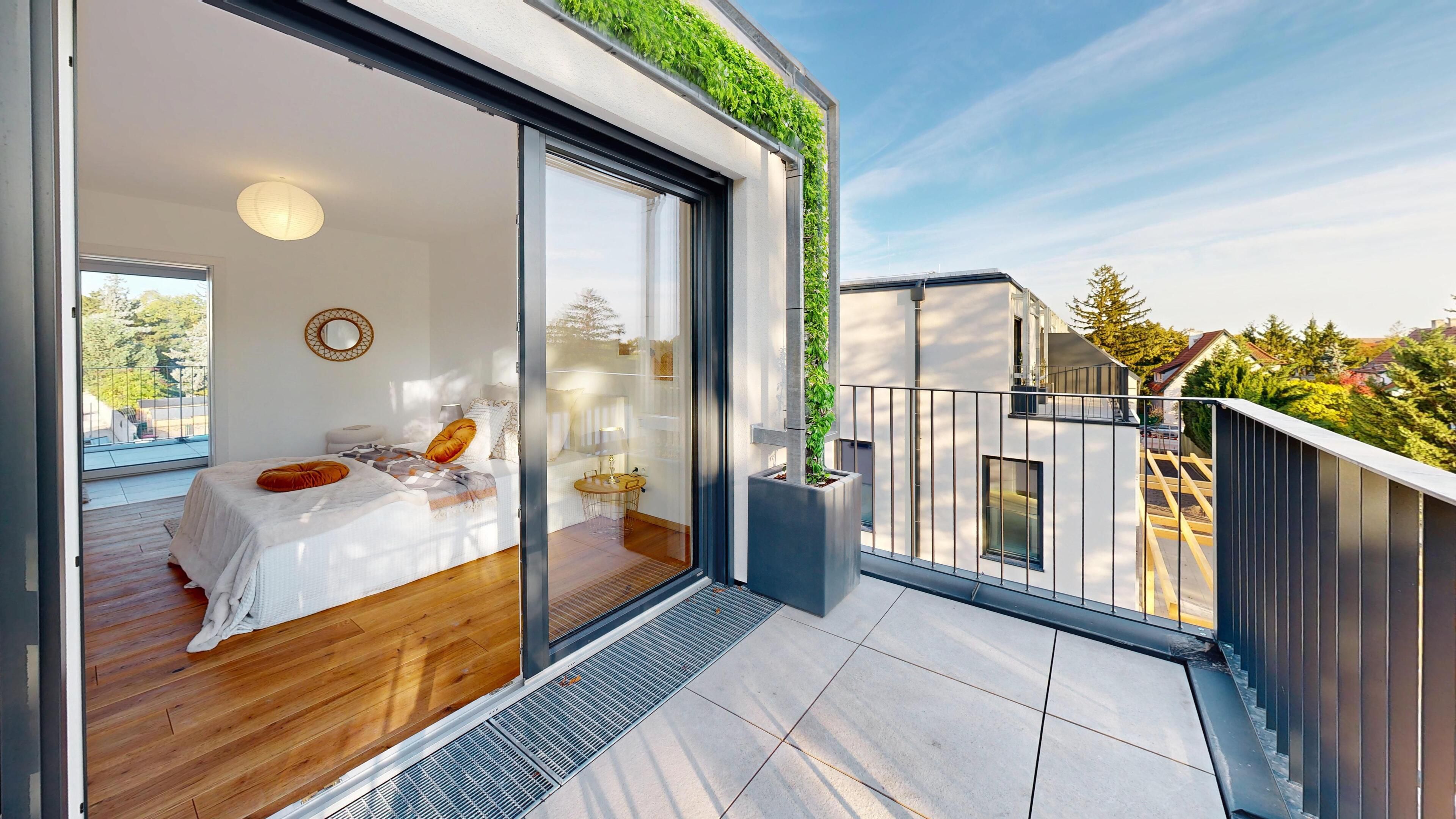 Ansicht der Terrasse im 1 OG mit Blick in das Zimmer