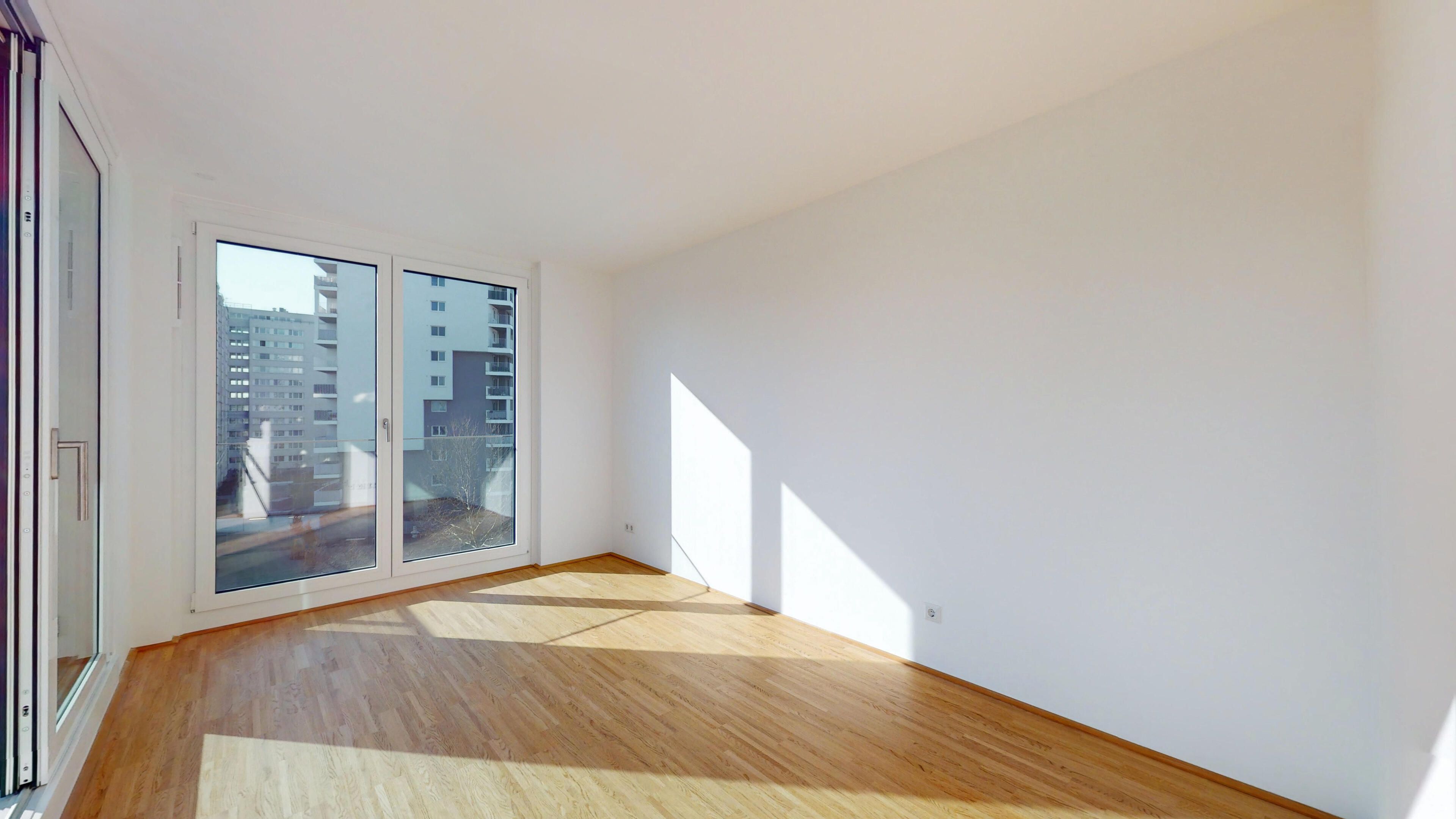 Ansicht eines geräumigen Schlafzimmers mit Zugang zum Balkon