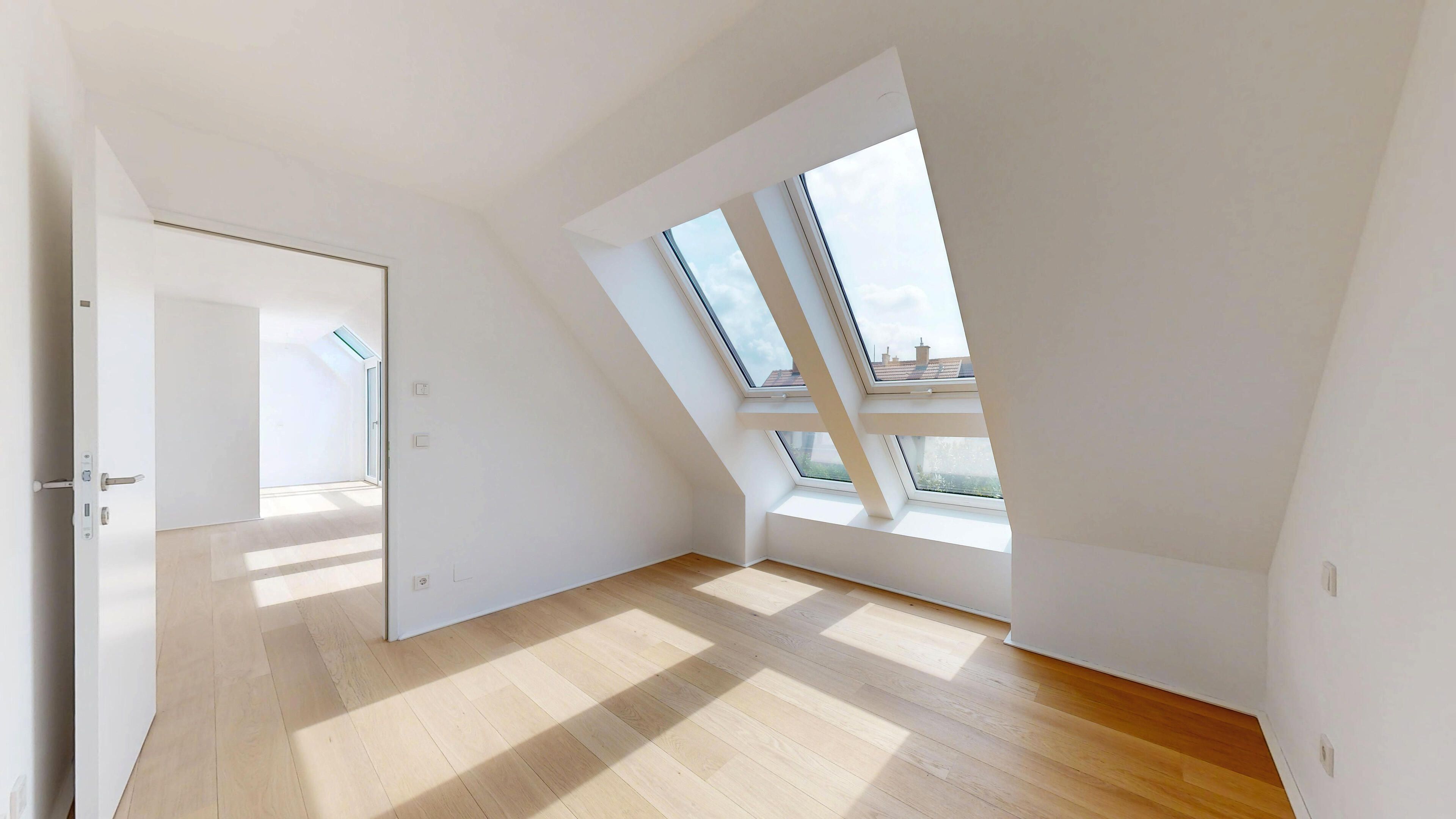 Blick aus dem hellen Schlafzimmer Richtung Wohnraum