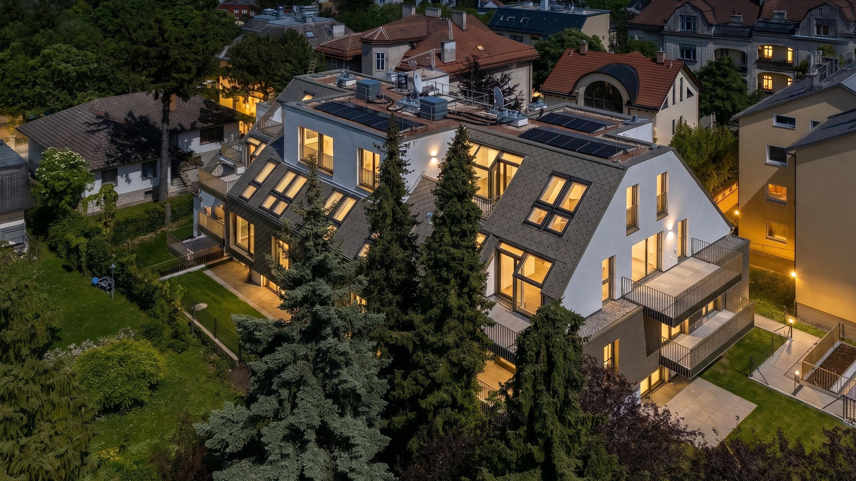 Drohnenaufnahme der Gallitzinstraße 72 bei Nacht