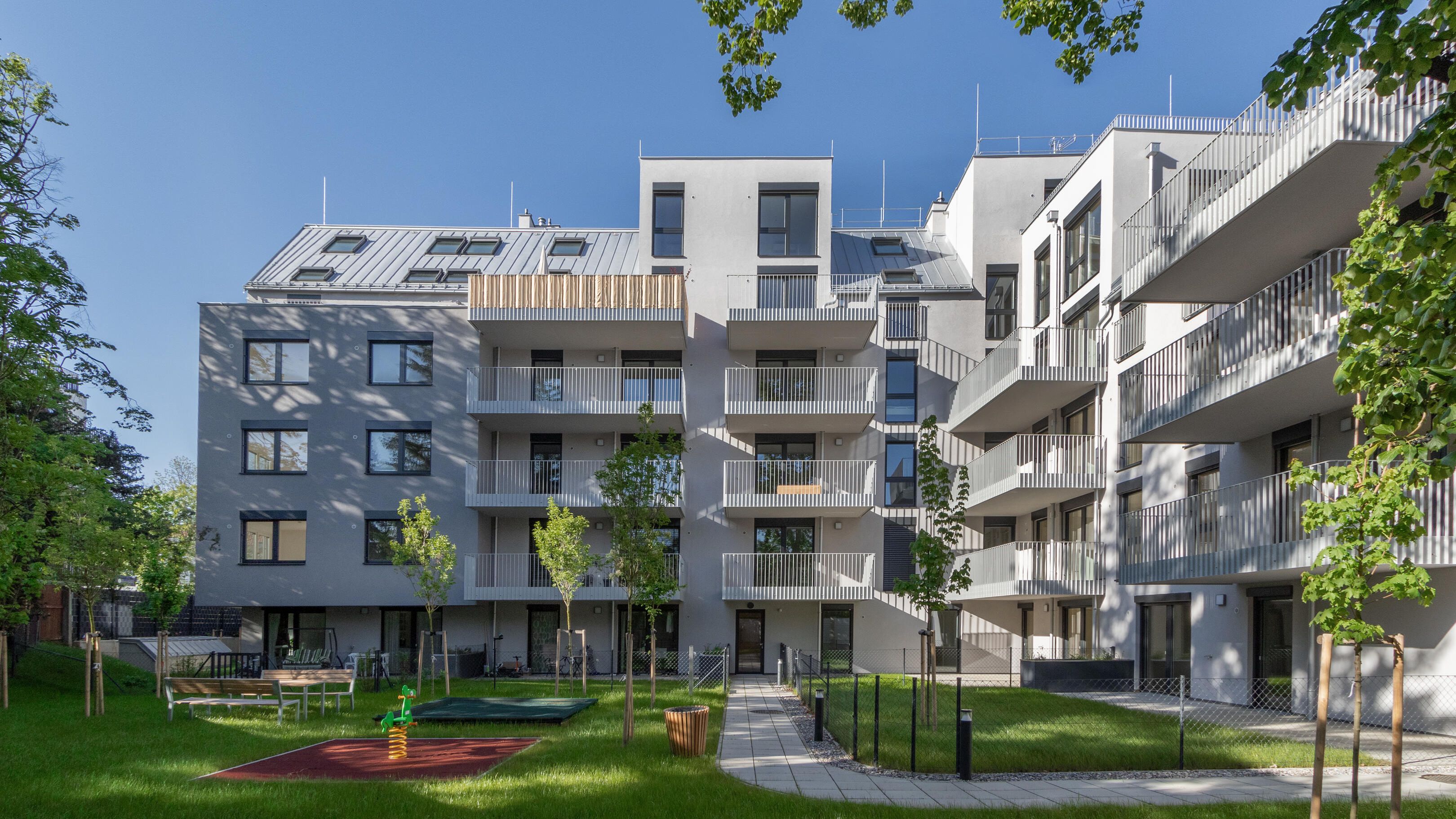 Außenansicht der Versorgungsheimstraße mit Blick auf Innenhof