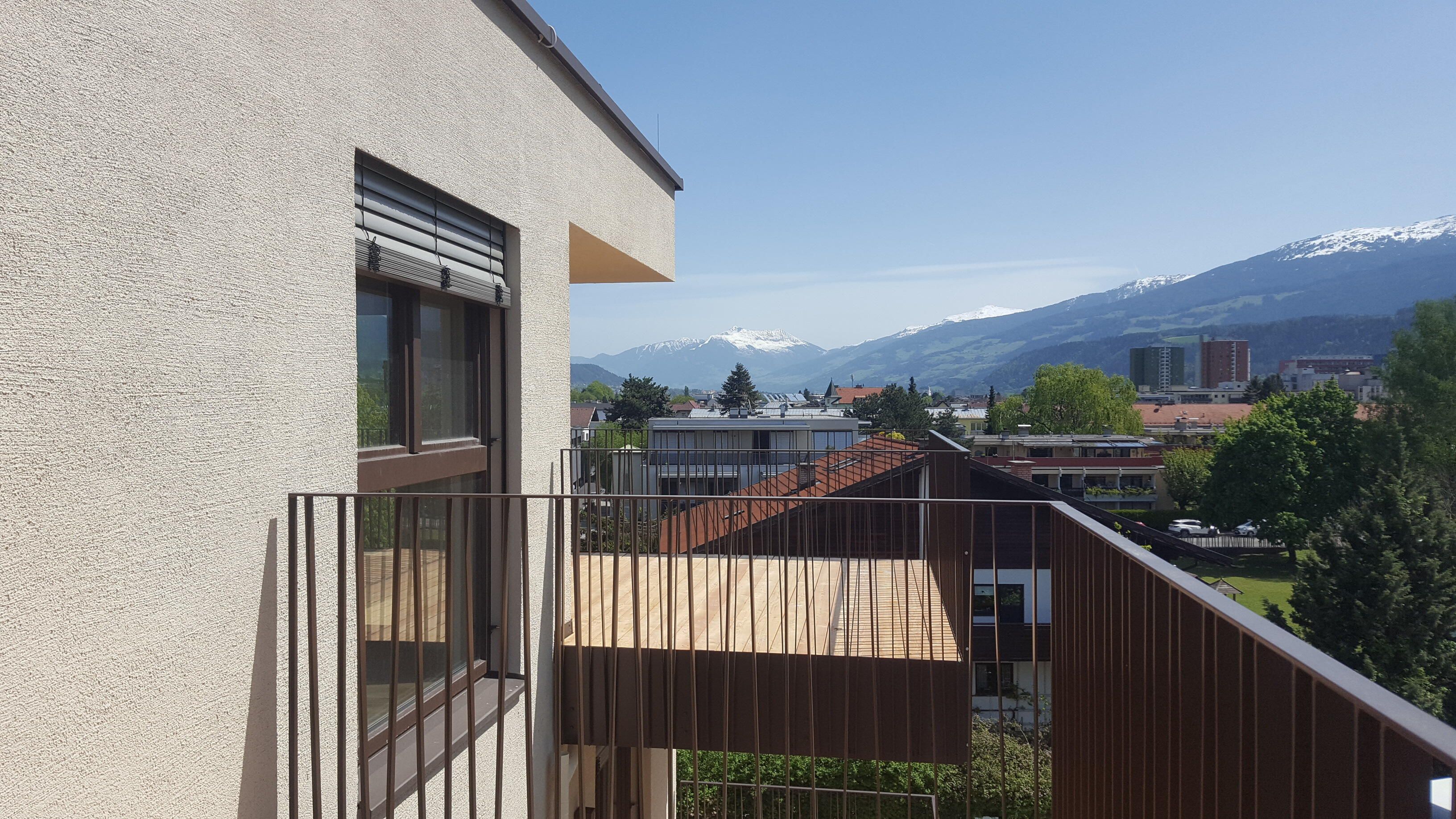 Ansicht des Balkons mit Aussicht auf die Berge