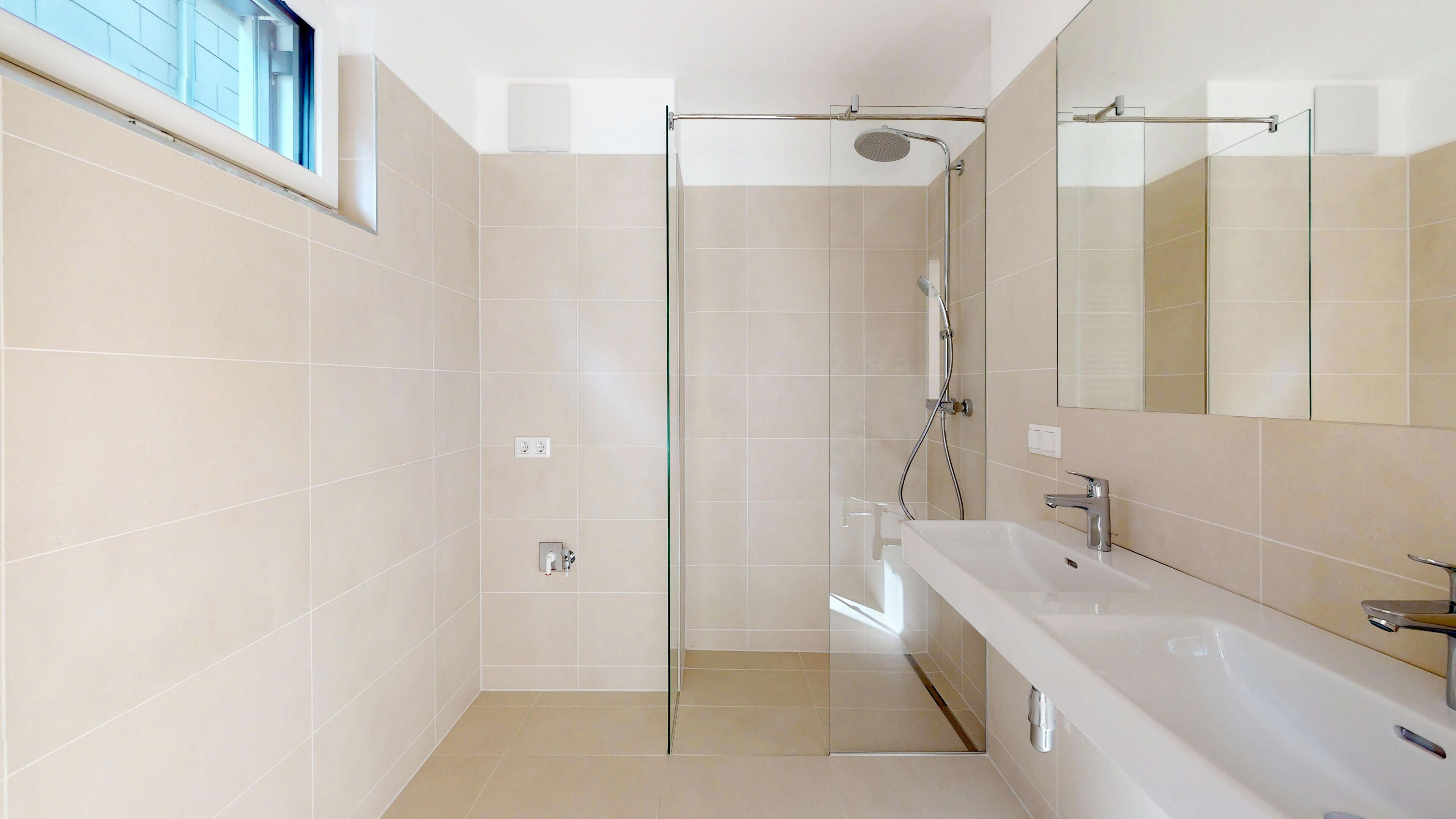 Ansicht eines modernen Badezimmers mit Dusche