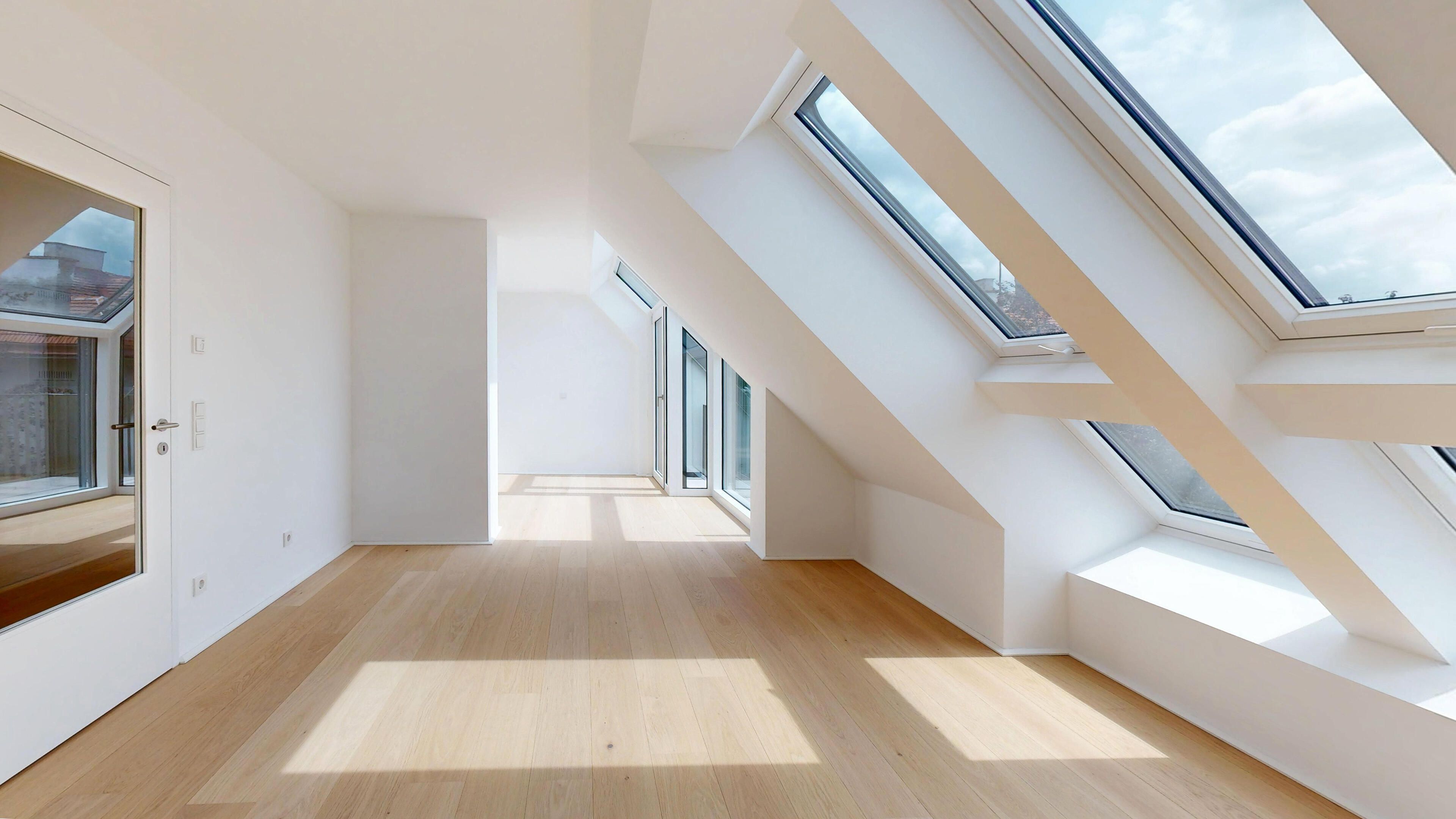Blick in den hellen Wohnraum