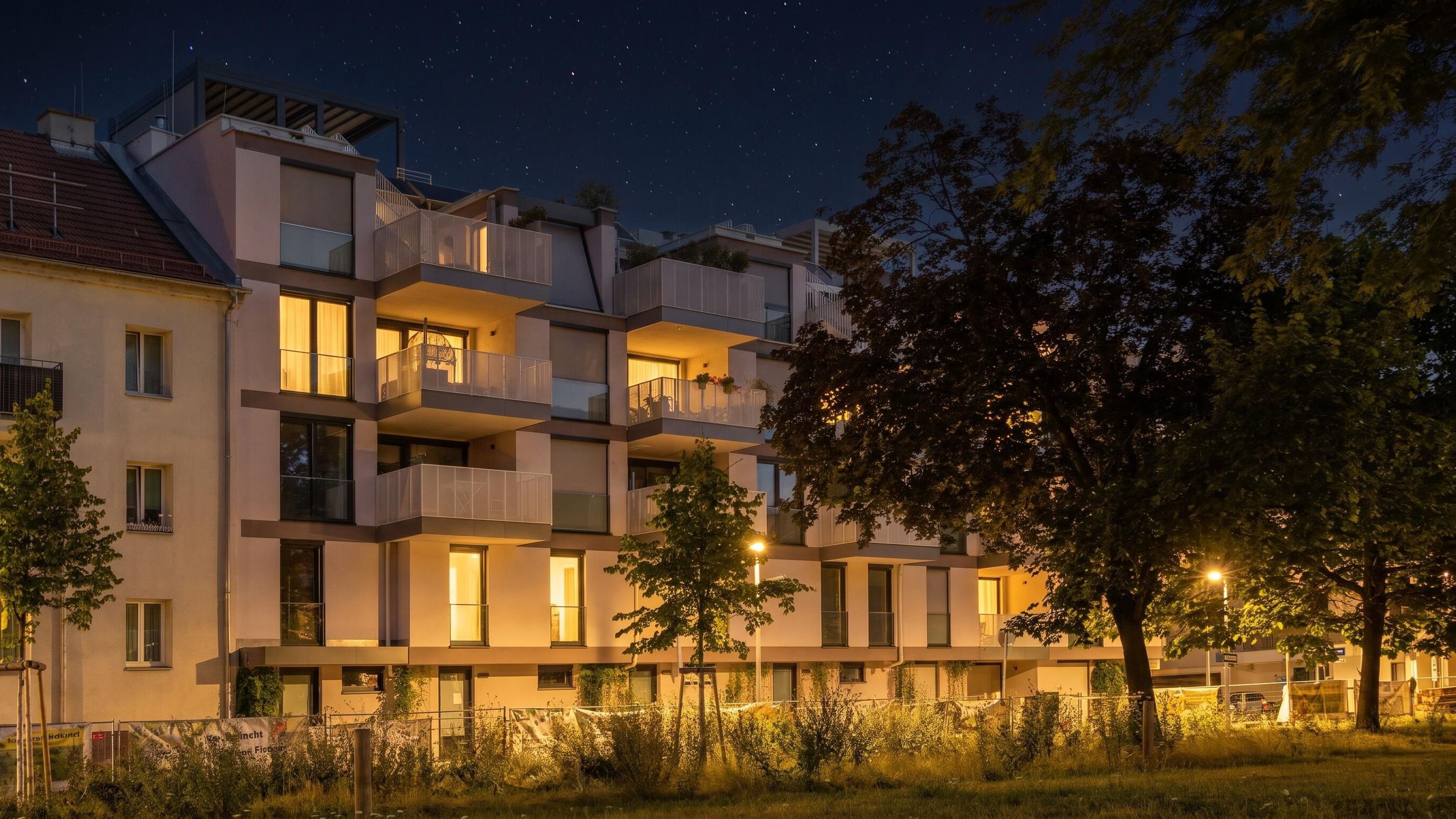 Nachtansicht vom Schrickpark auf das Wohnhaus