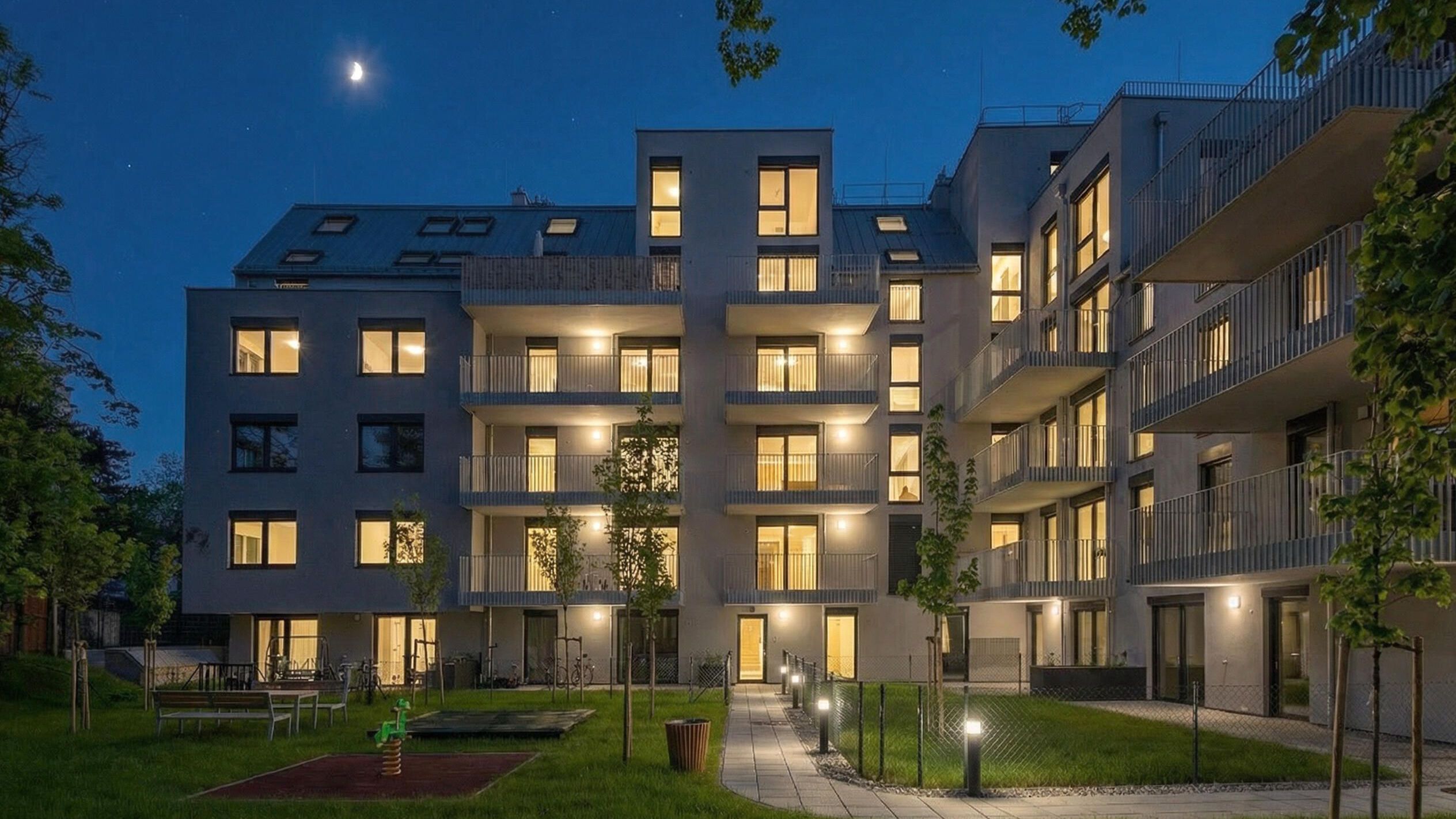 Ansicht der Versorgungsheimstraße bei Nacht