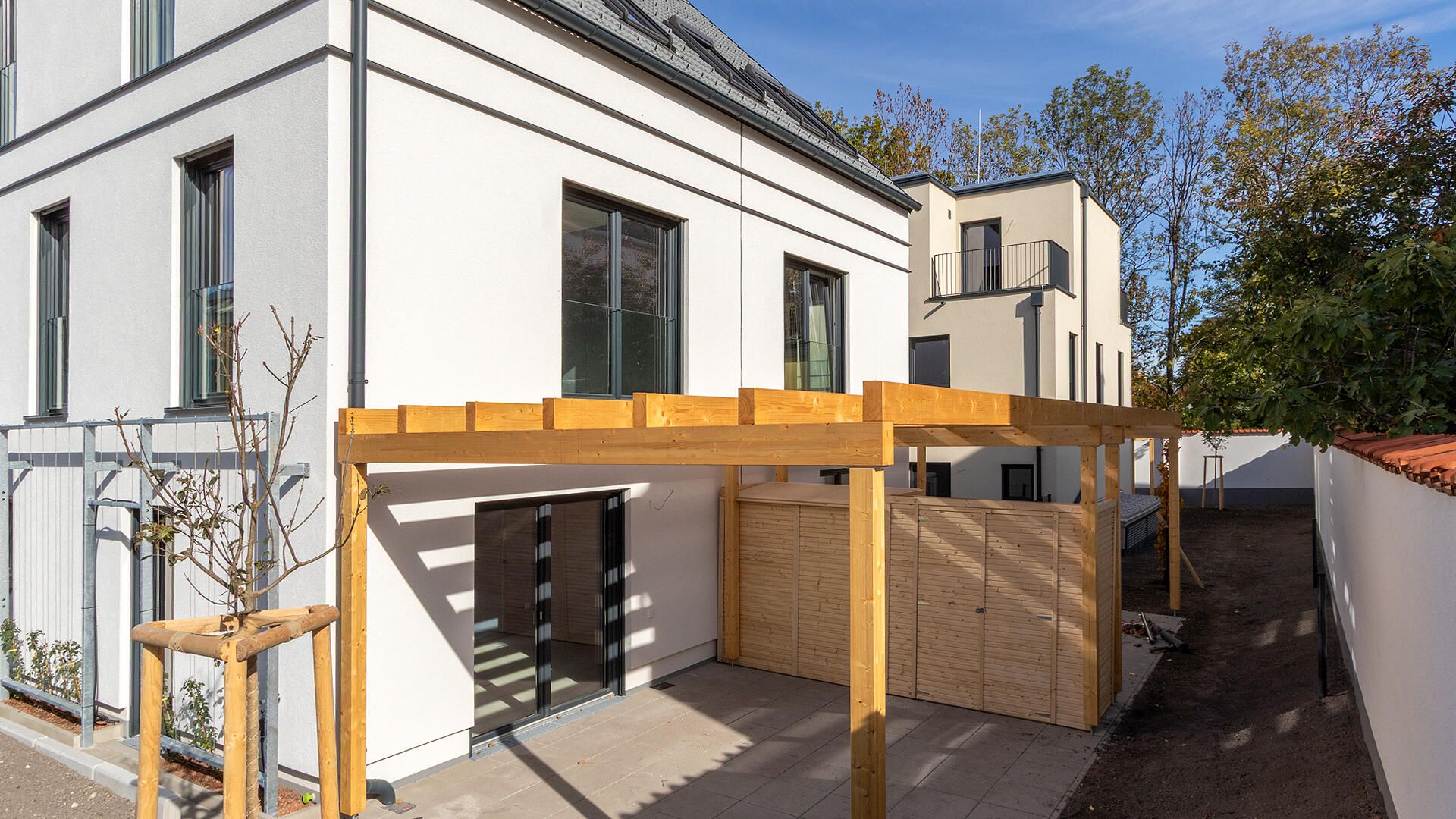 Gartenansicht mit Blick auf die Pergola