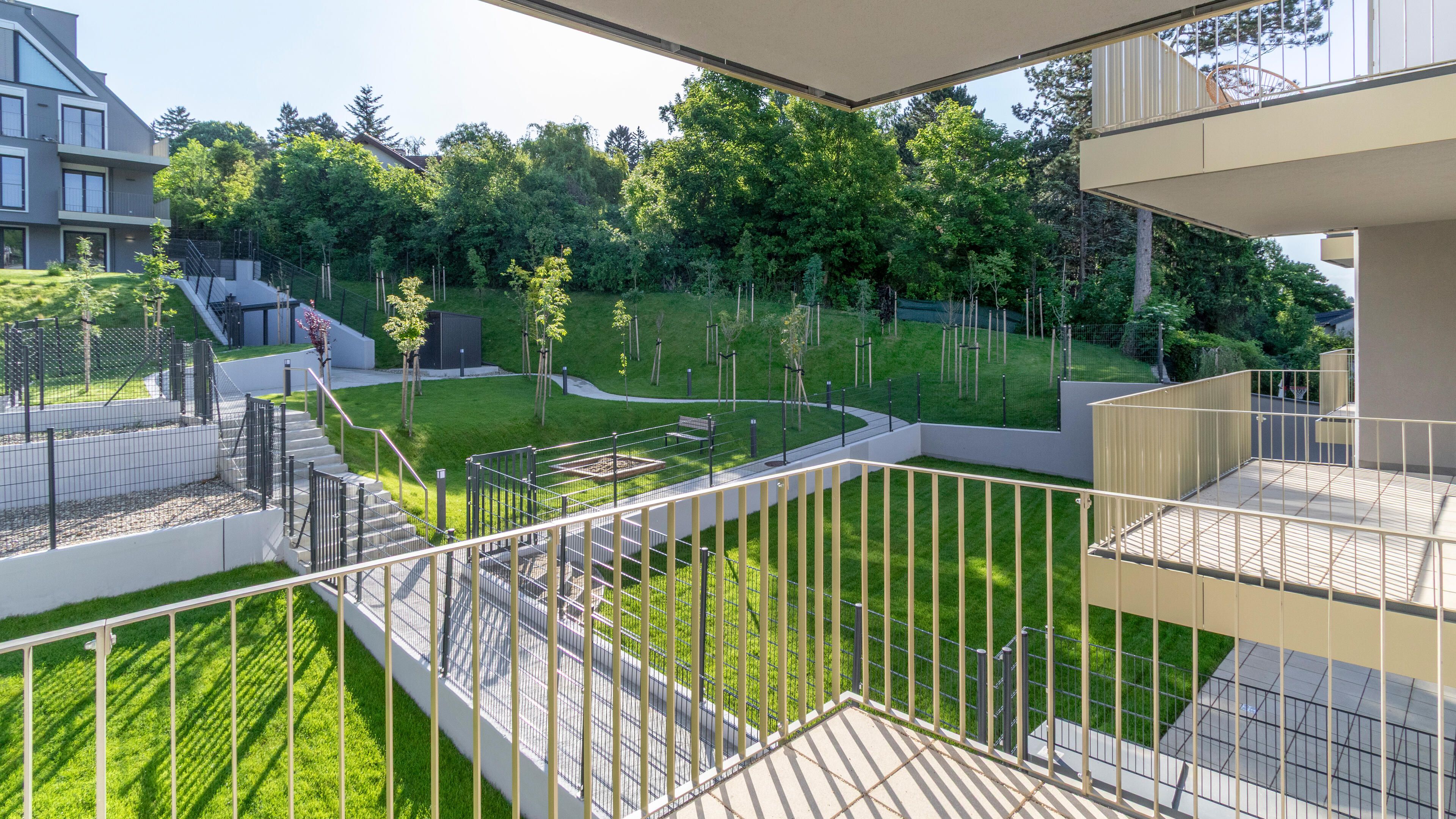 Blick von der Terrasse in den großzügigen, begrünten Innenhof