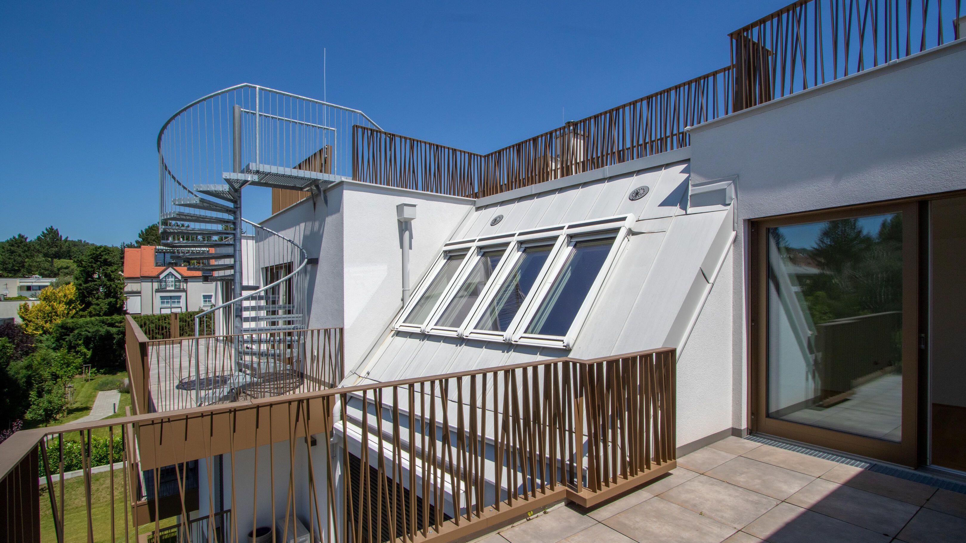 Blick auf die Wendeltreppe zur Dachterrasse