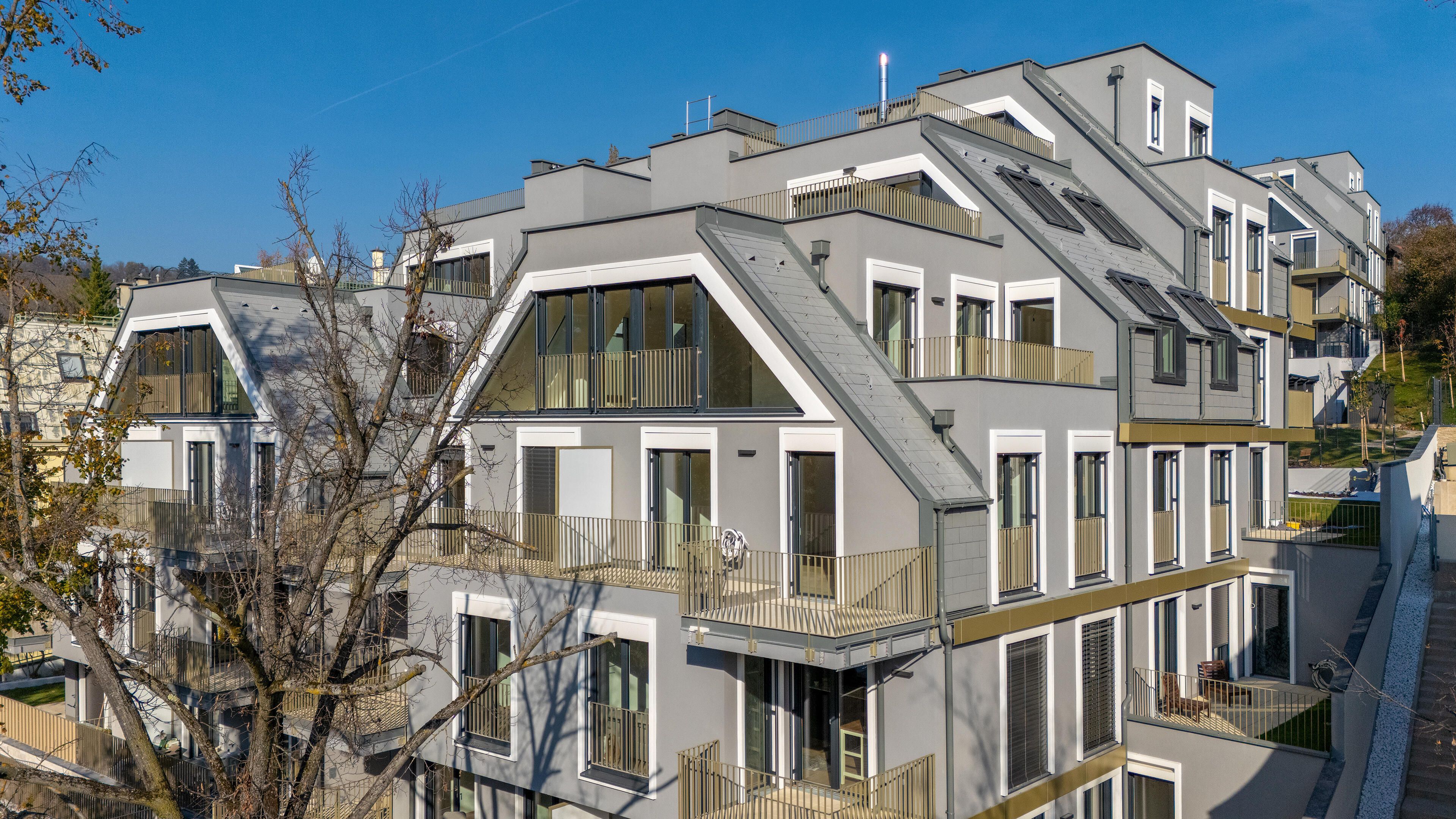 Ansicht auf modernes Wohngebäude in der Krottenbachstraße mit Blick auf Terrassen und Balkone