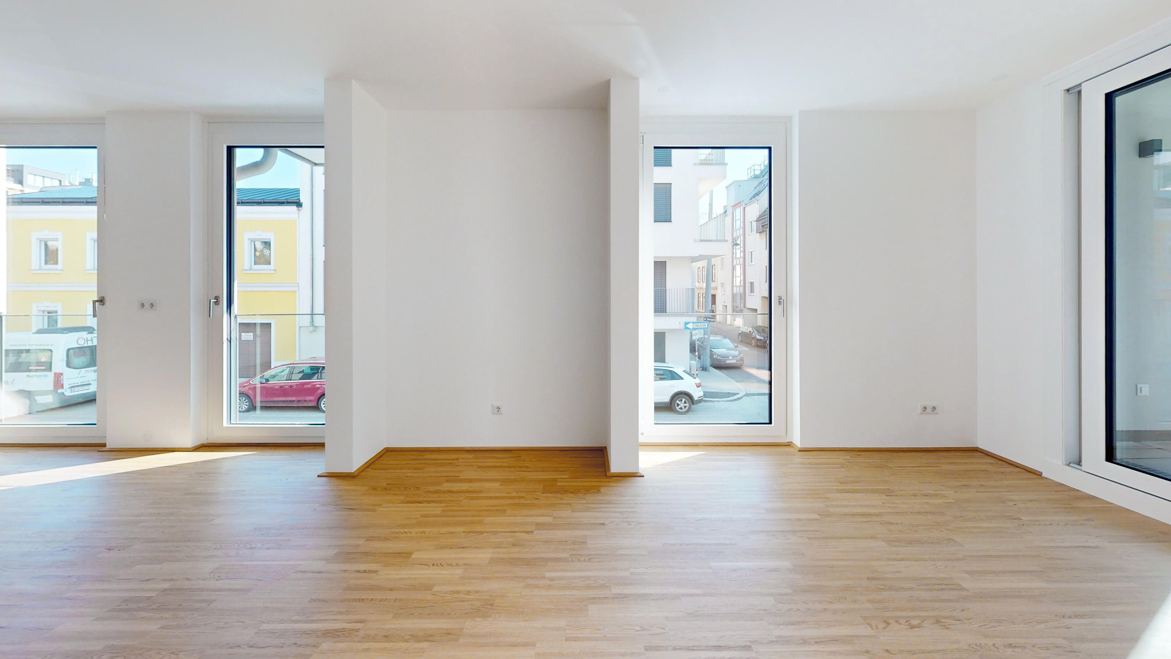 Ansicht eines sehr hellen Wohnraums mit Parkettboden
