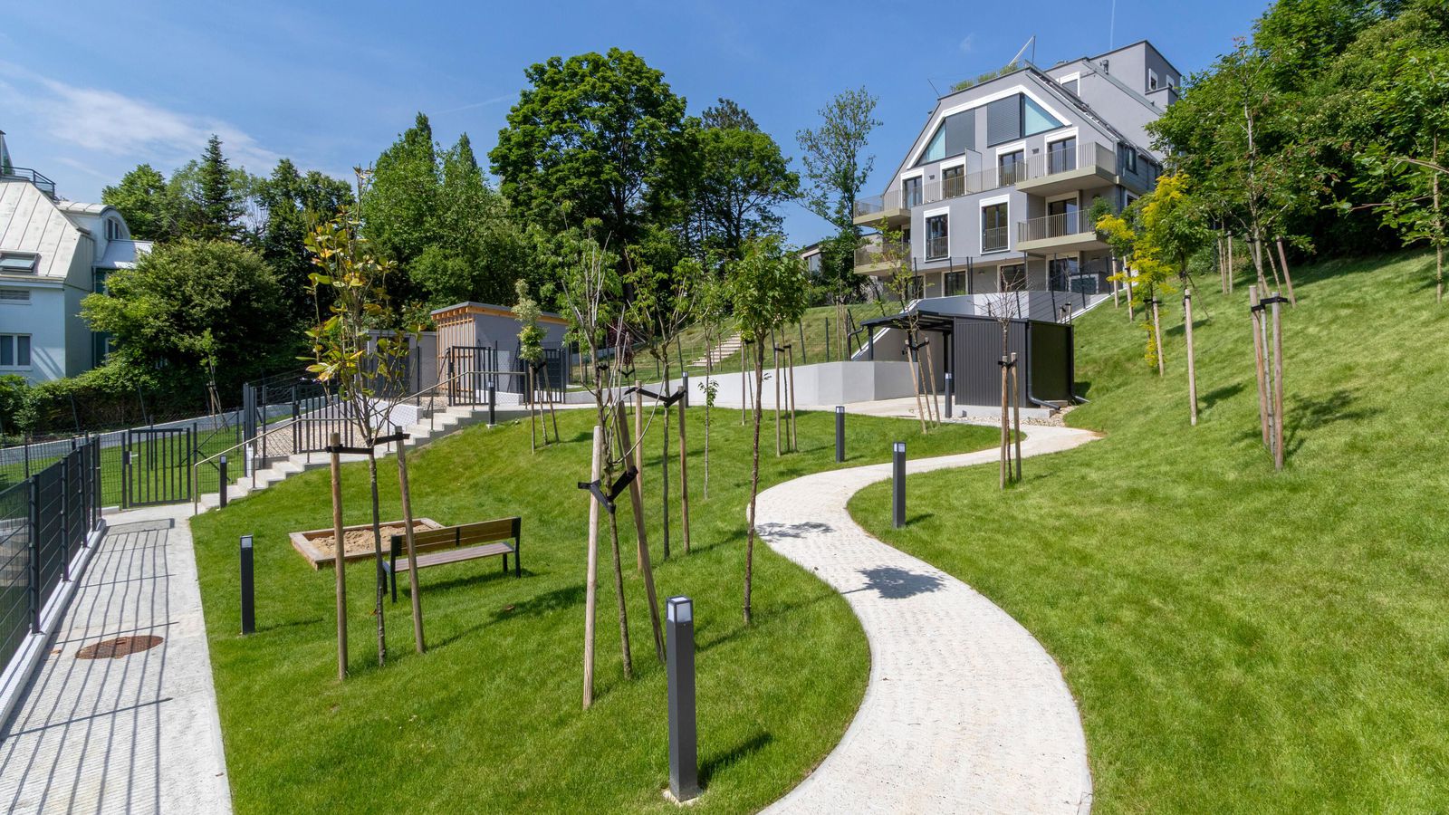 Ansicht der Krottenbachstraße mit grünem Gartenblick