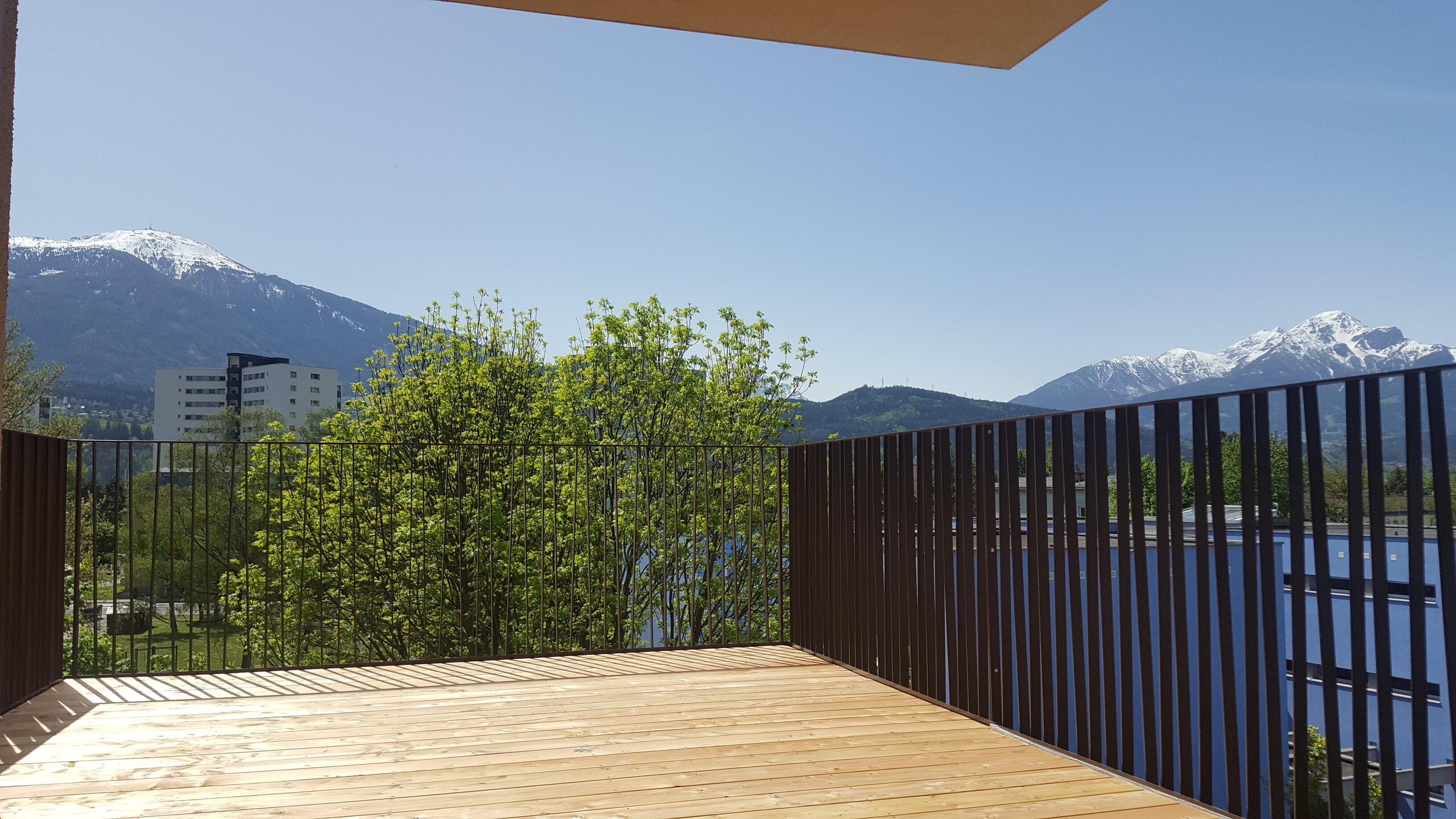 Ansicht der Terrasse mit Blick auf die Berge