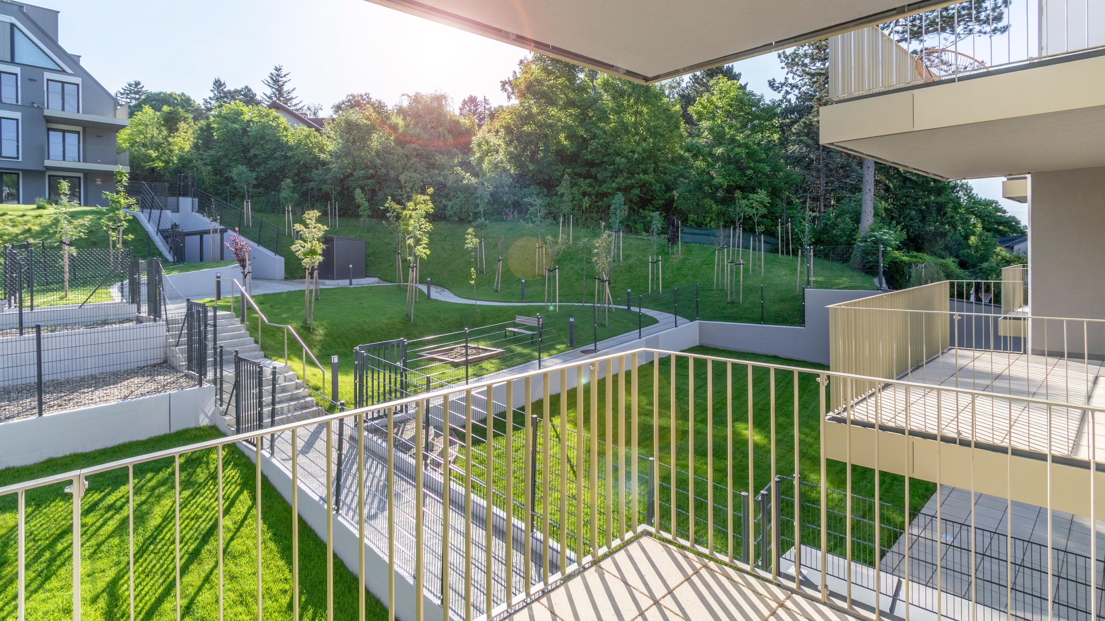 Blick von der Terrasse in den großzügigen, begrünten Innenhof