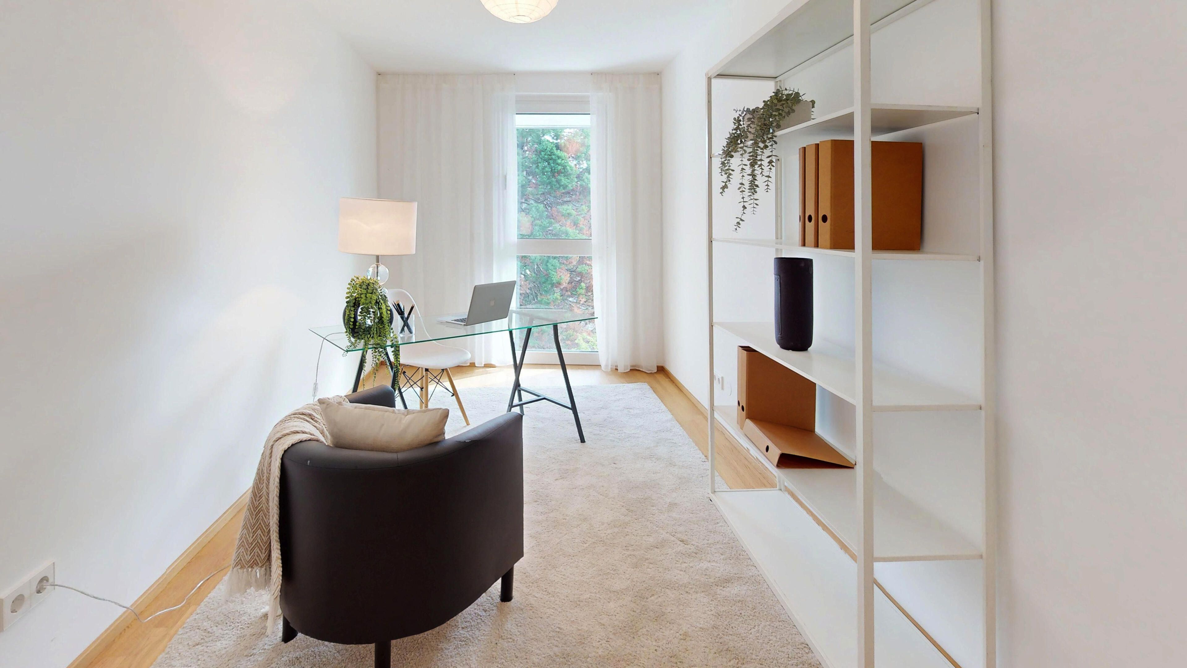 Ansicht eines Zimmer mit Mustermöblierung für ein Büro