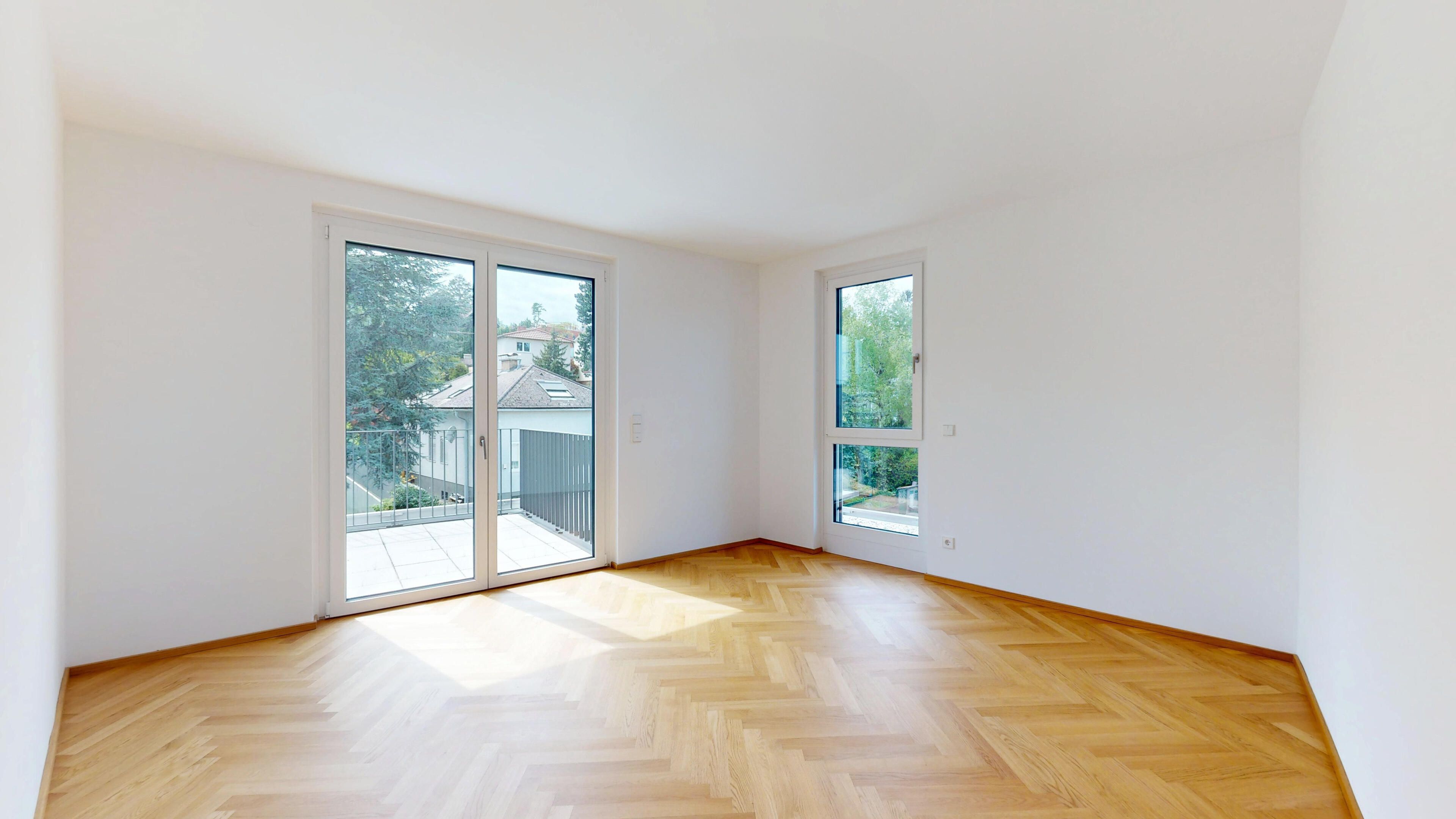 Ansicht eines Zimmers mit Zugang zum Balkon