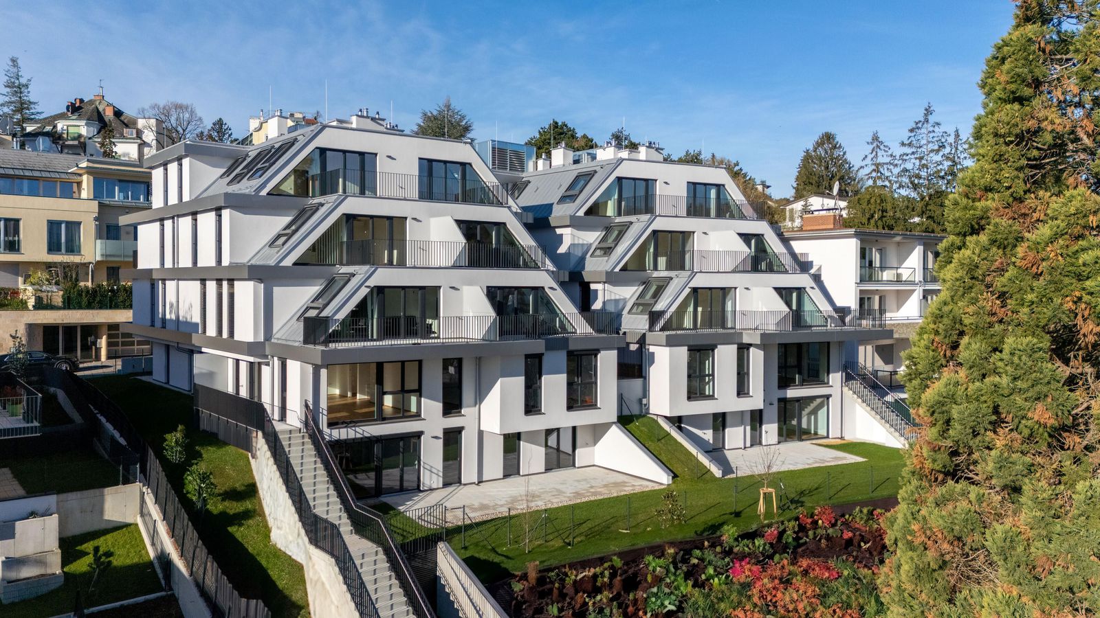 Ansicht der Raffelspergergasse mit Blick auf Balkone und Terrassen