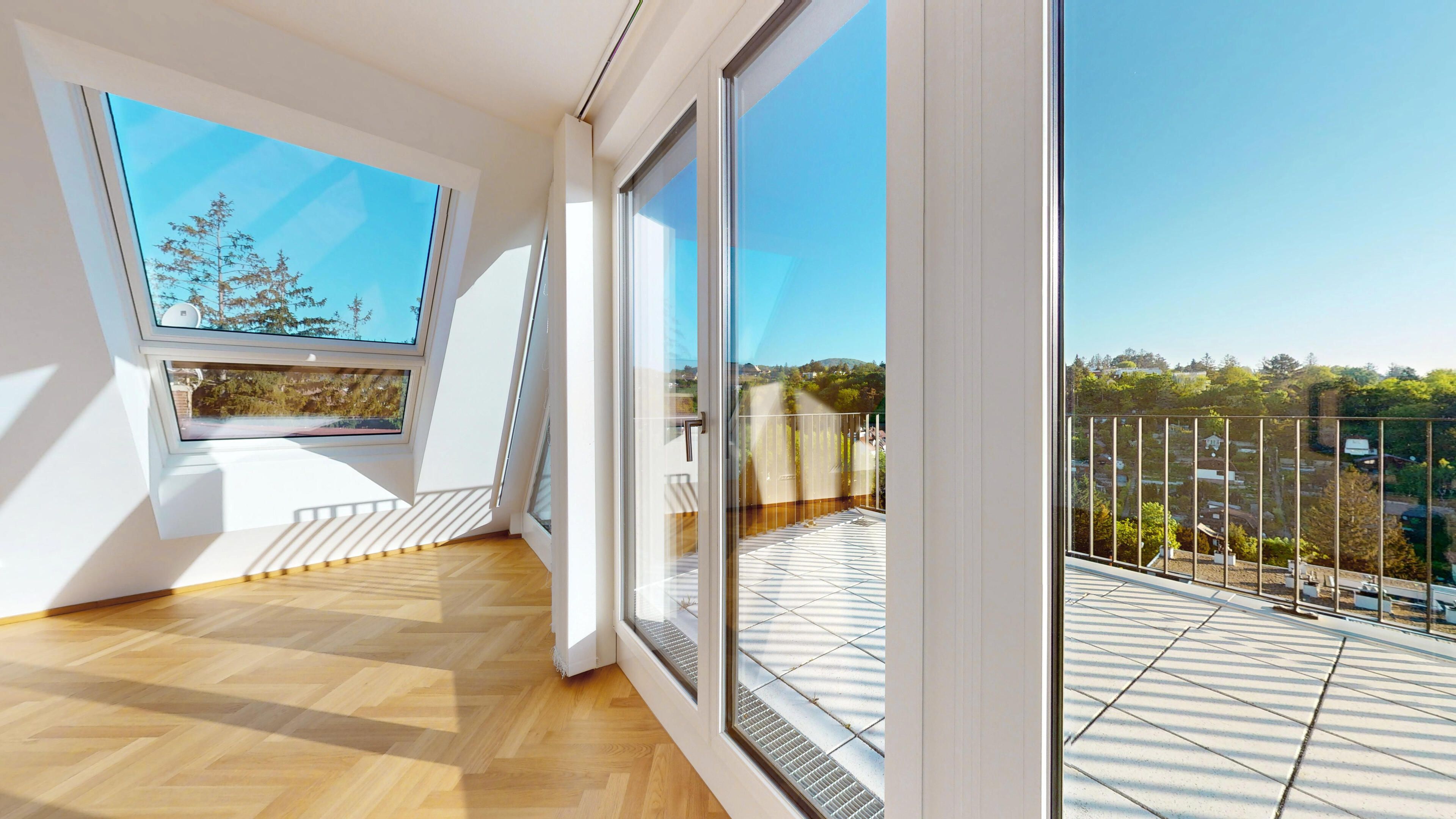 Ansicht eines hellen Zimmers mit Glaselementen und Terrassentür, Zugang zur Terrasse