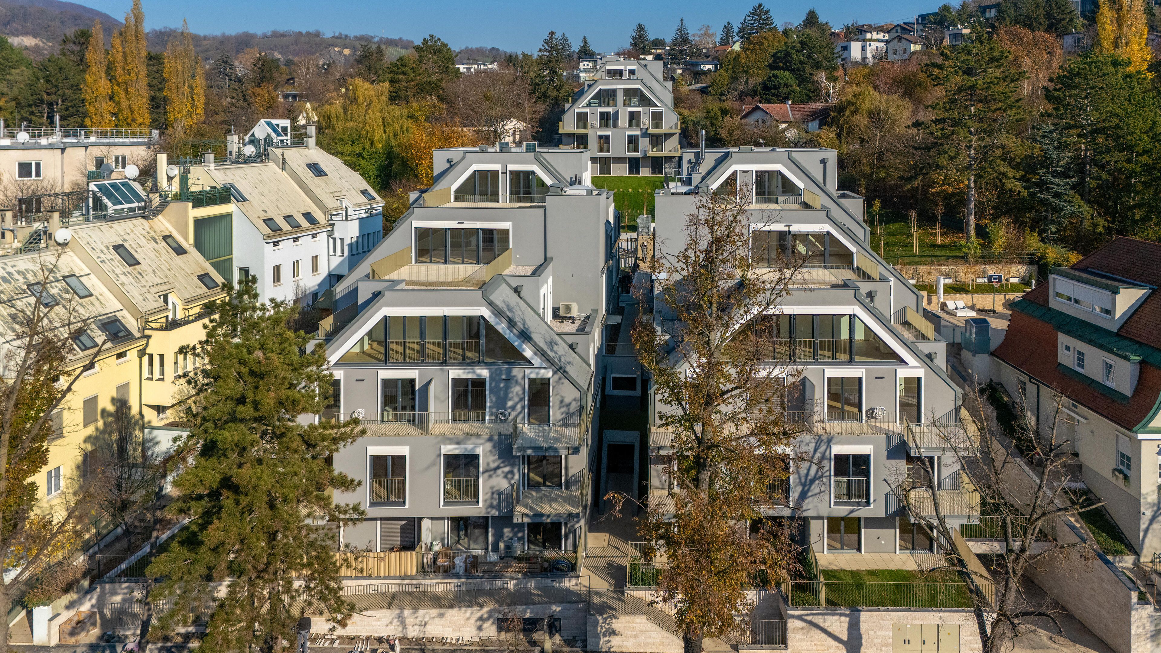 Ansicht auf modernes Wohngebäude in der Krottenbachstraße mit Blick auf Terrassen und Balkone