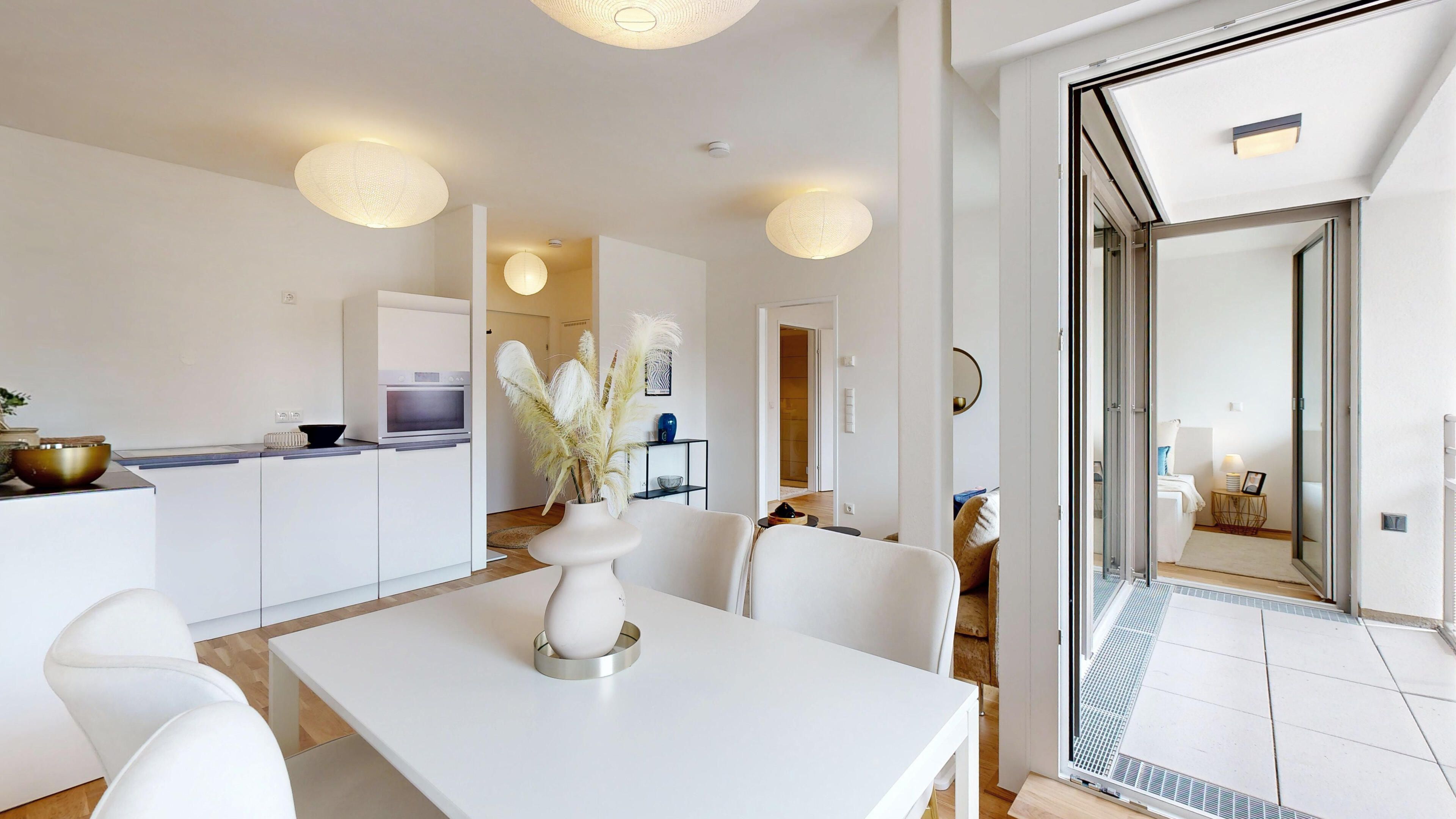 Ansicht des Wohn- und Essraums inklusive Loggia