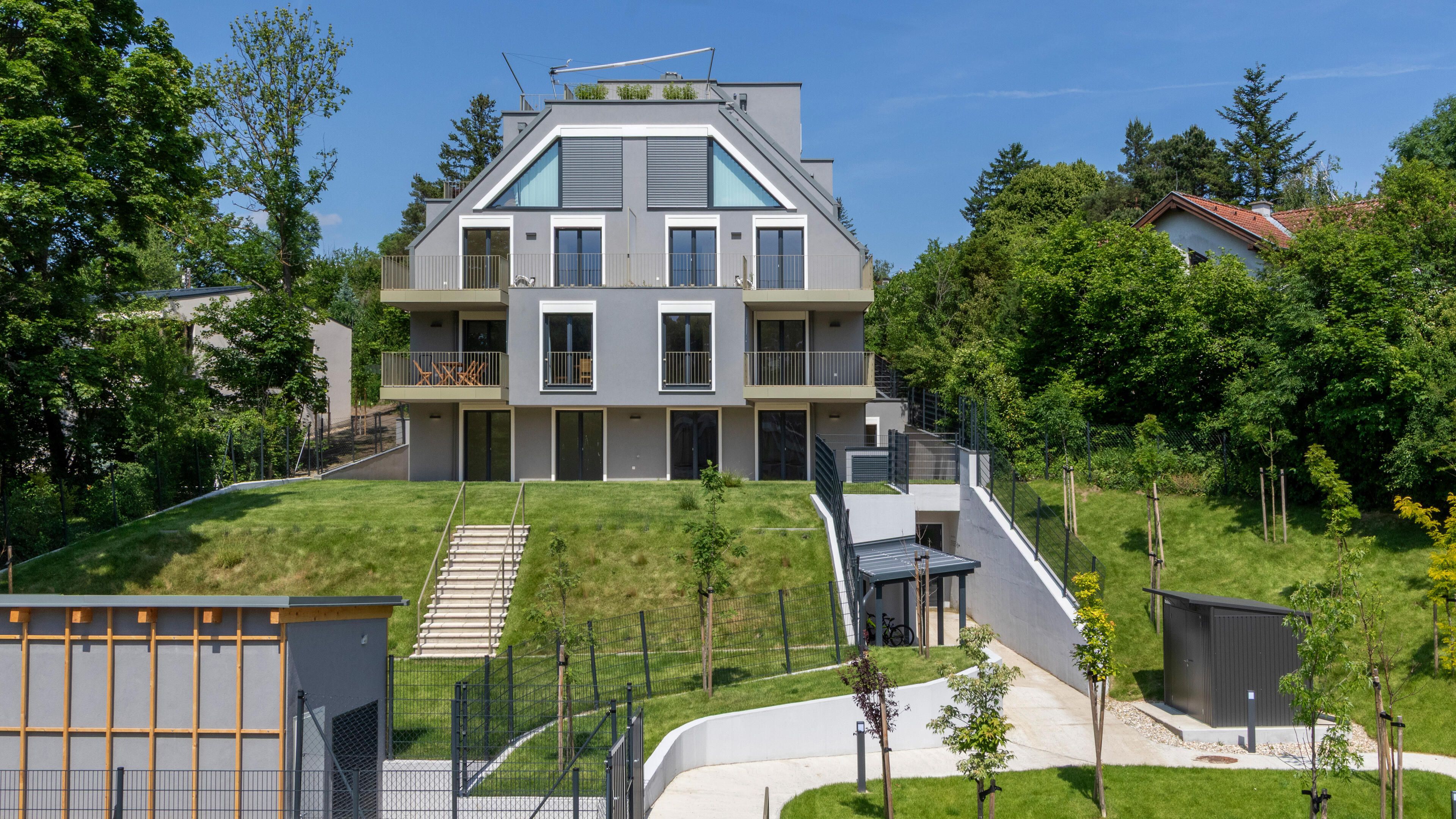 Ansicht der Krottenbachstraße mit Blick auf den Eingangsbereich