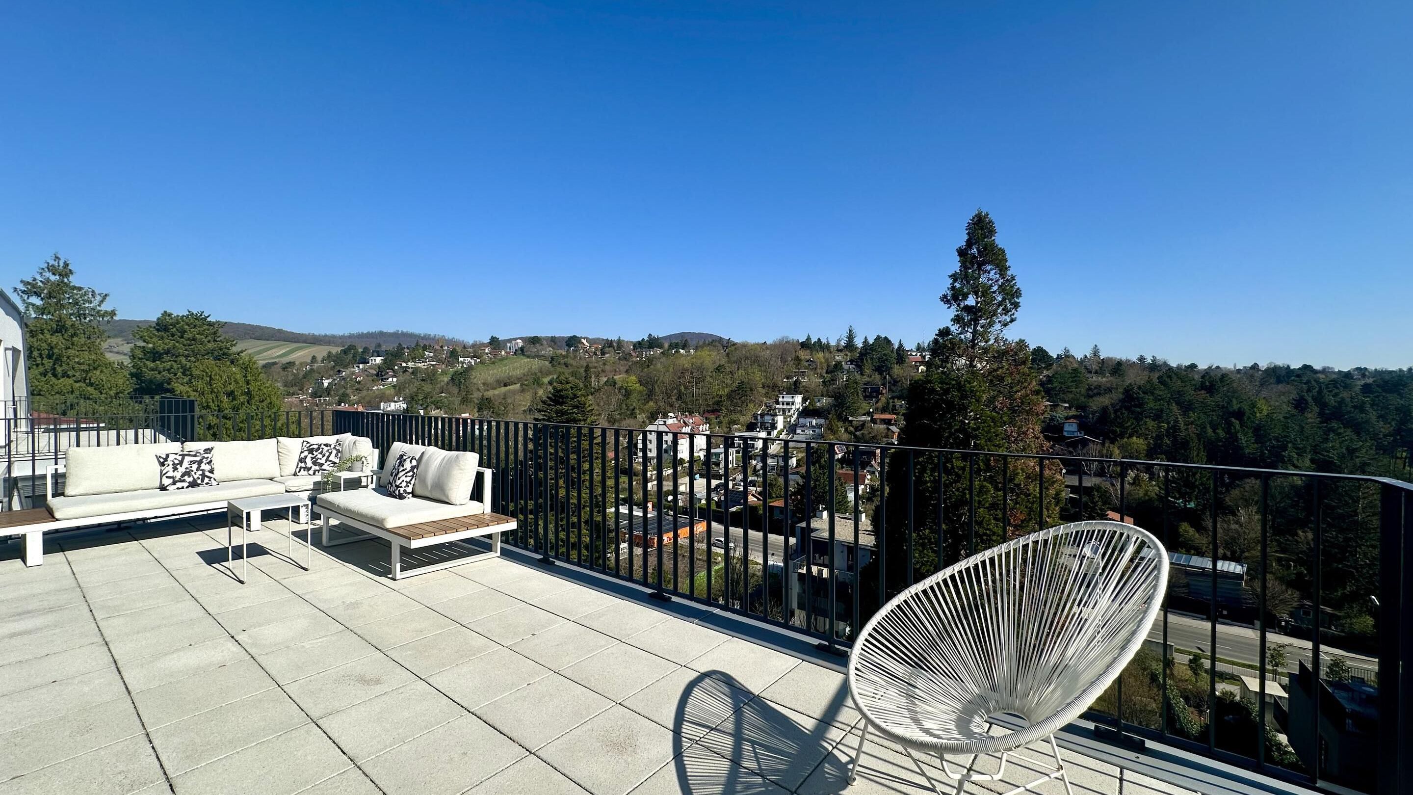 Ansicht einer großen Terrasse mit Blick ins Grüne