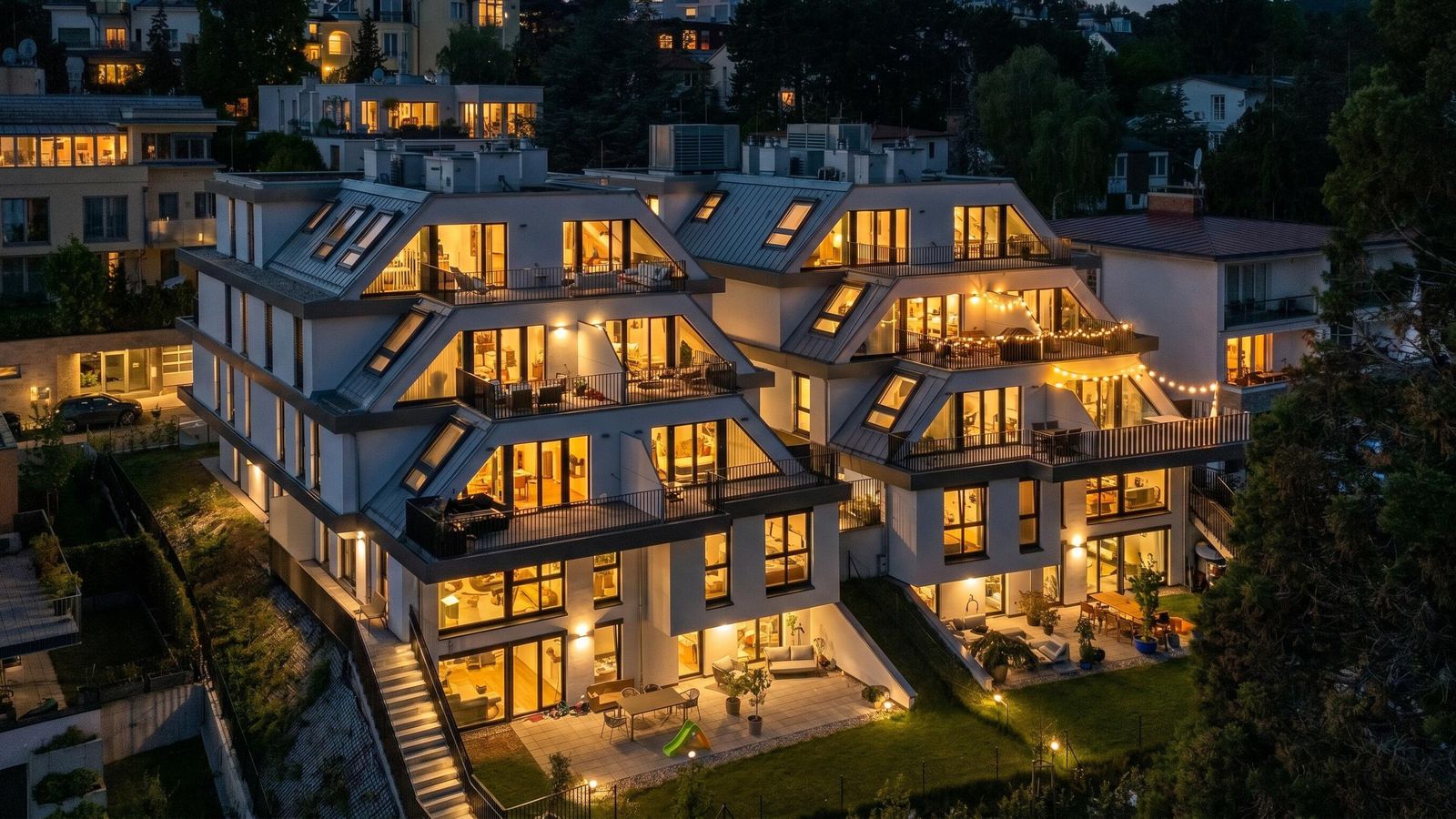 Nachtansicht der Raffelspergergasse, Drohnenaufnahme.