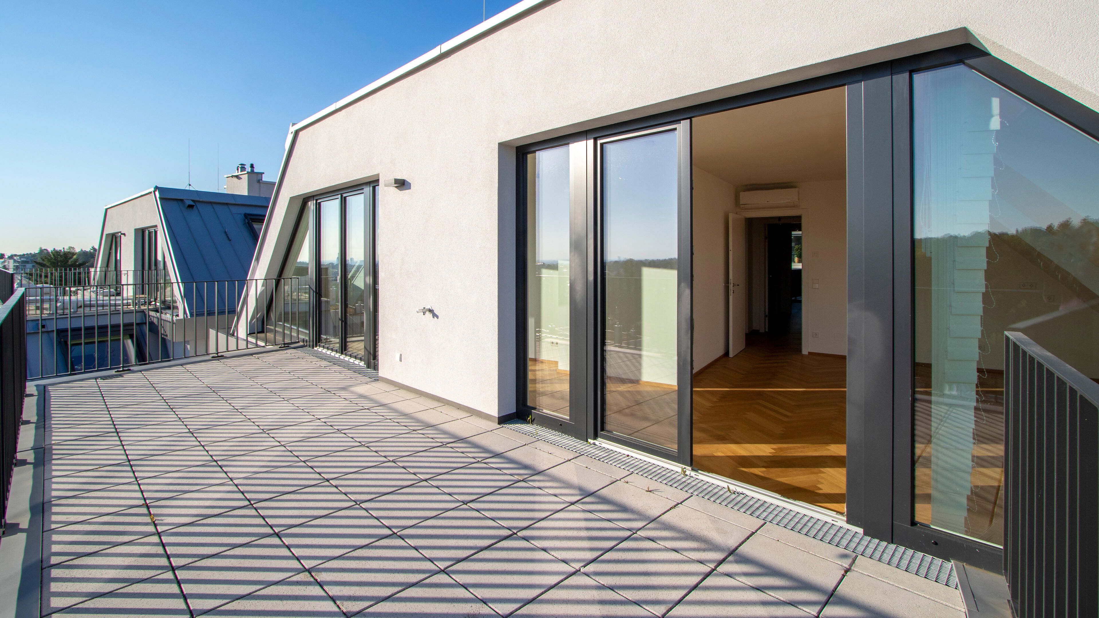 Ansicht Terrasse mit Blick Richtung Terrassentür und Fassade