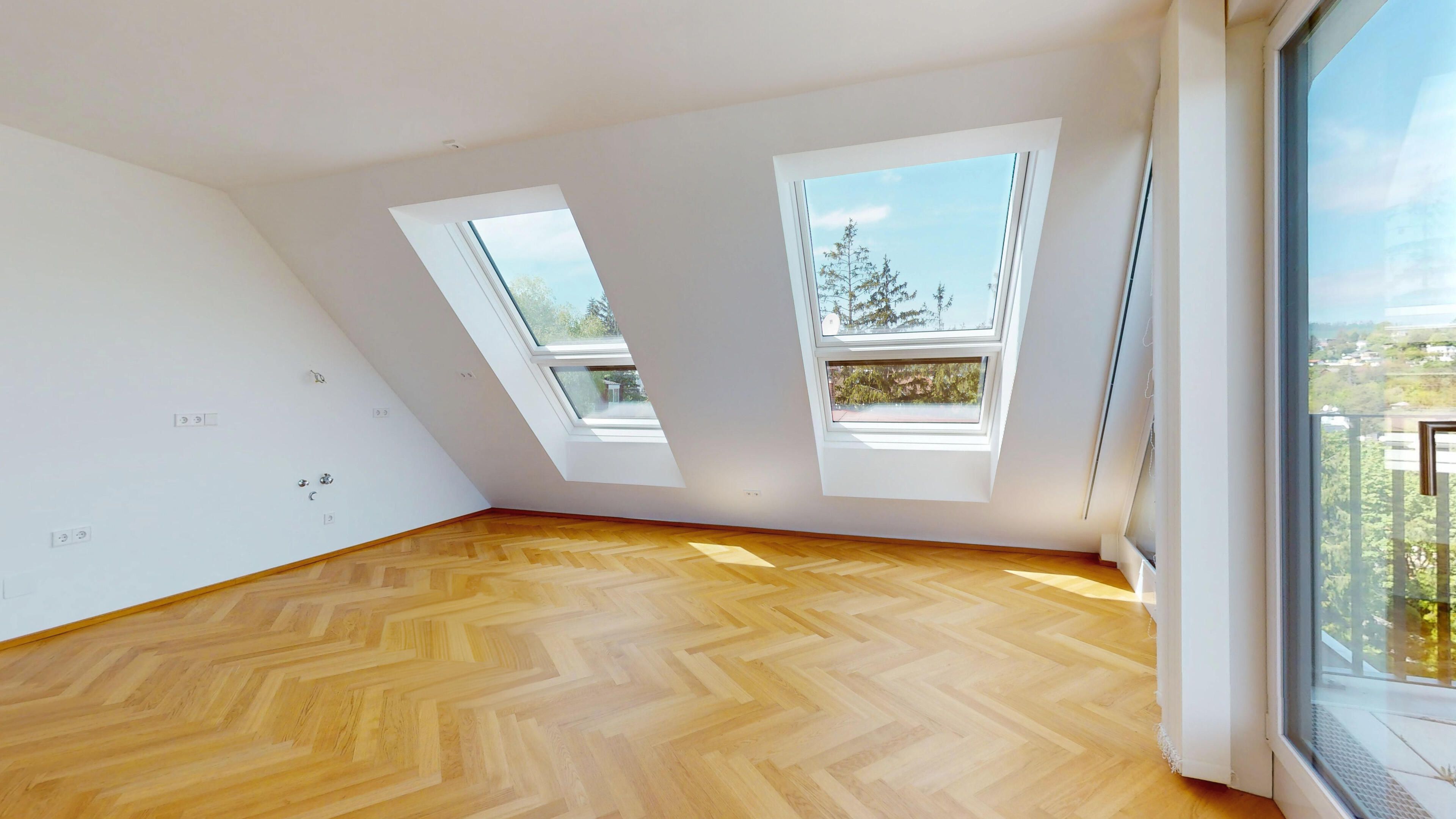 Ansicht eines Zimmers mit Dachschräge und Dachflächenfenster