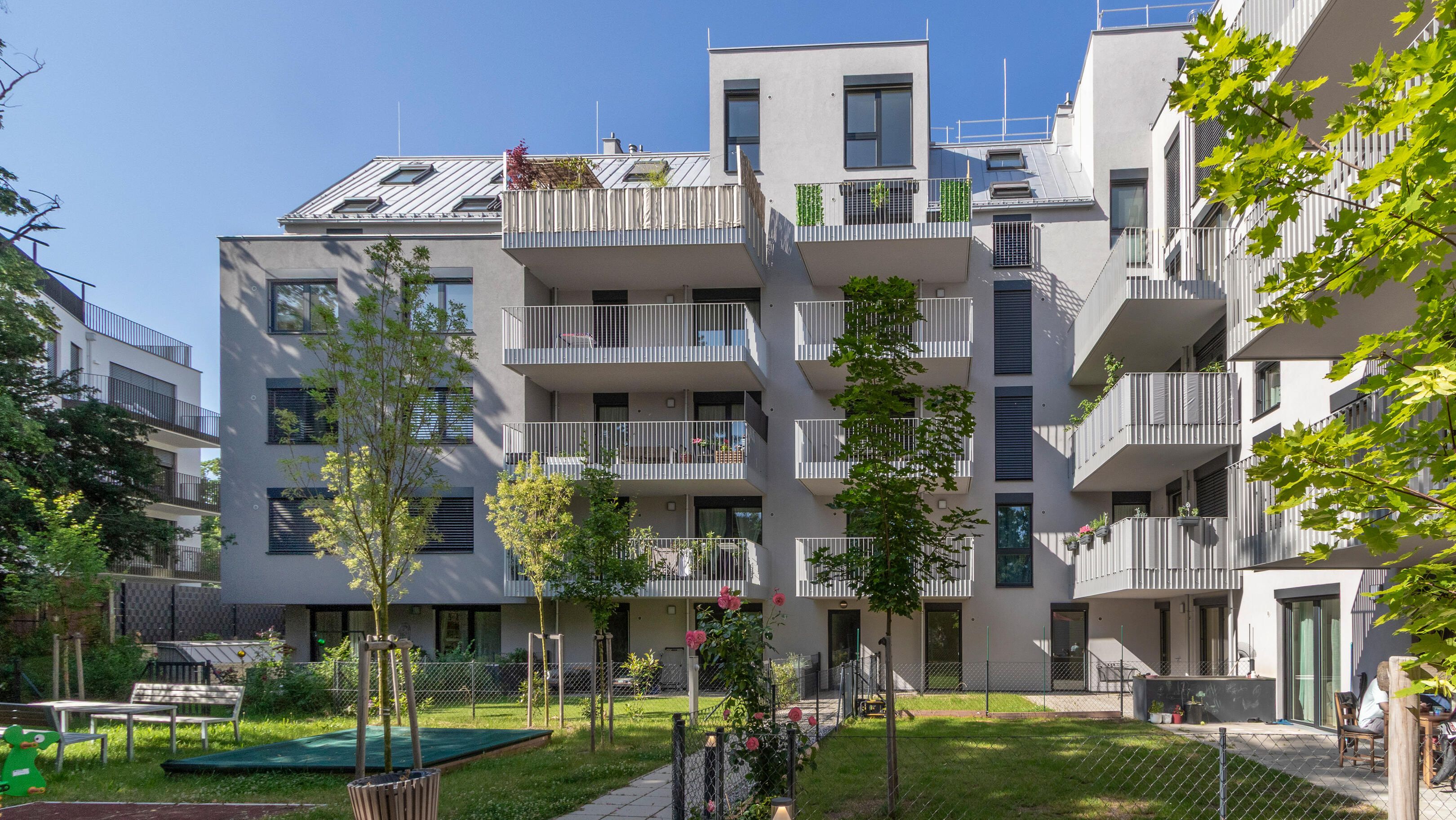 Außenansicht der Versorgungsheimstraße mit Blick auf grünen Innenhof